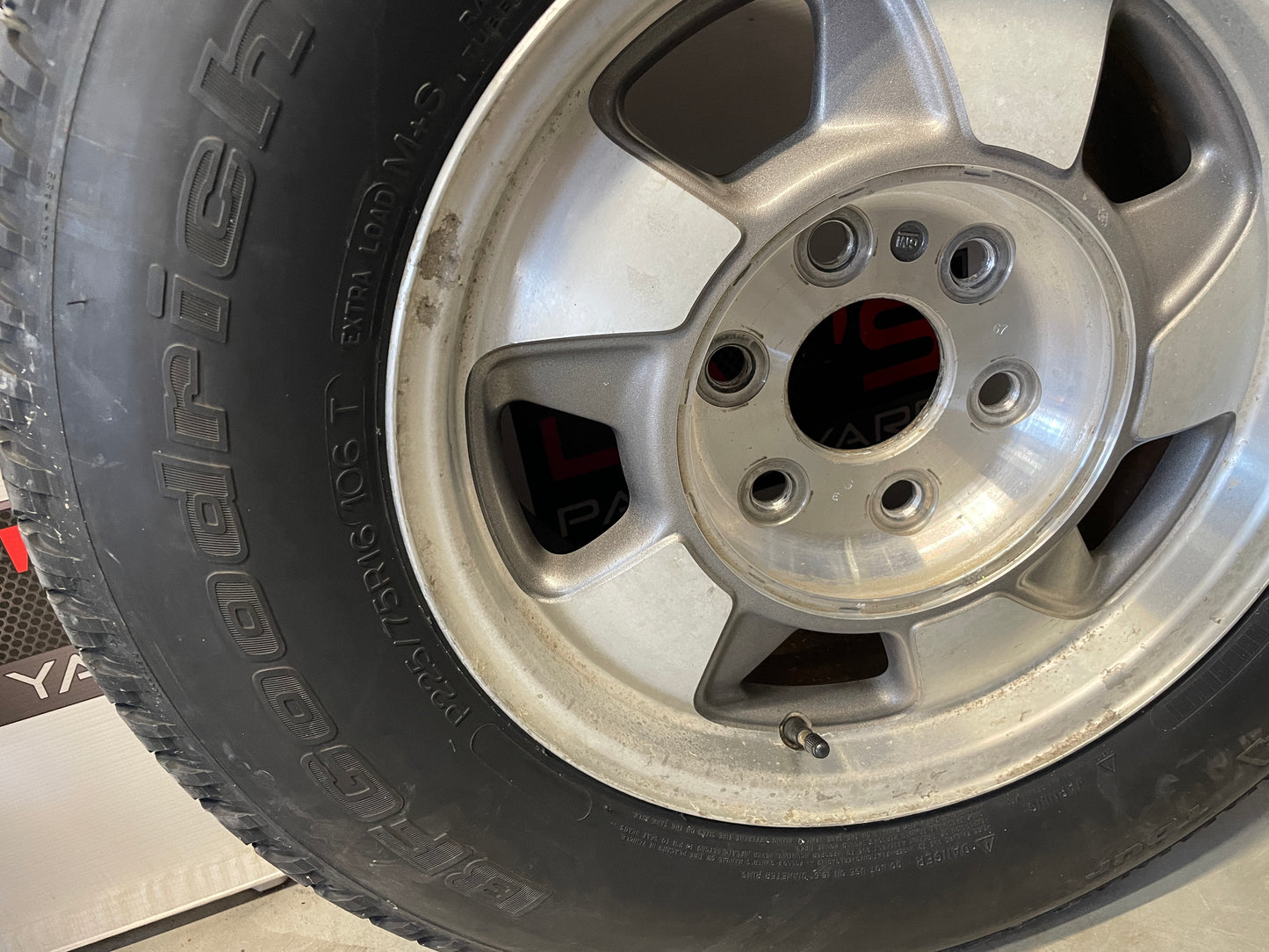 2003 Chevy Suburban Wheels & Tires 16X7 Factory OEM