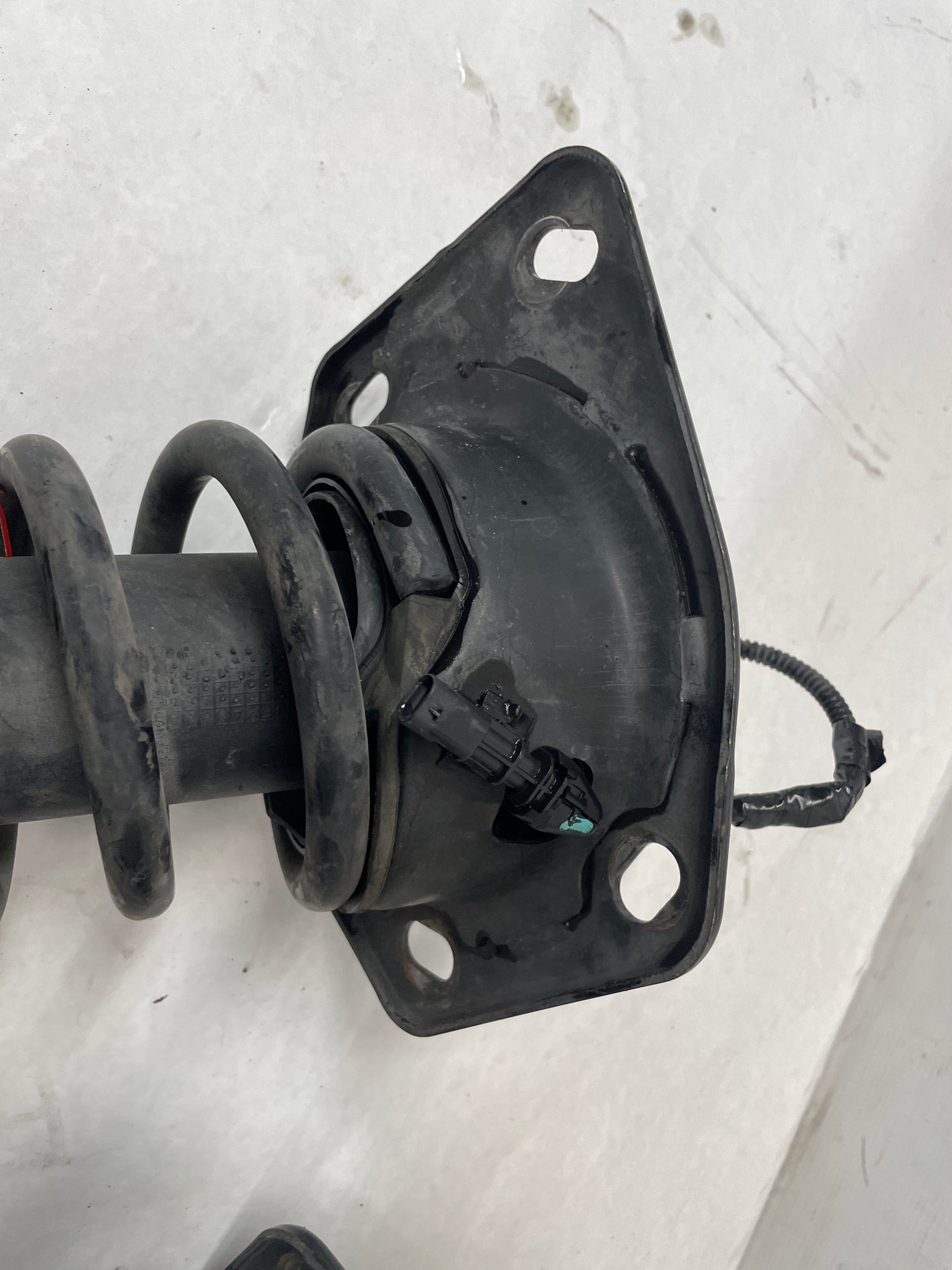 2015 Chevy SS Sedan RH & LH Rear Magnetic Ride Shocks Struts Assembly OEM - Day's Parts Yard