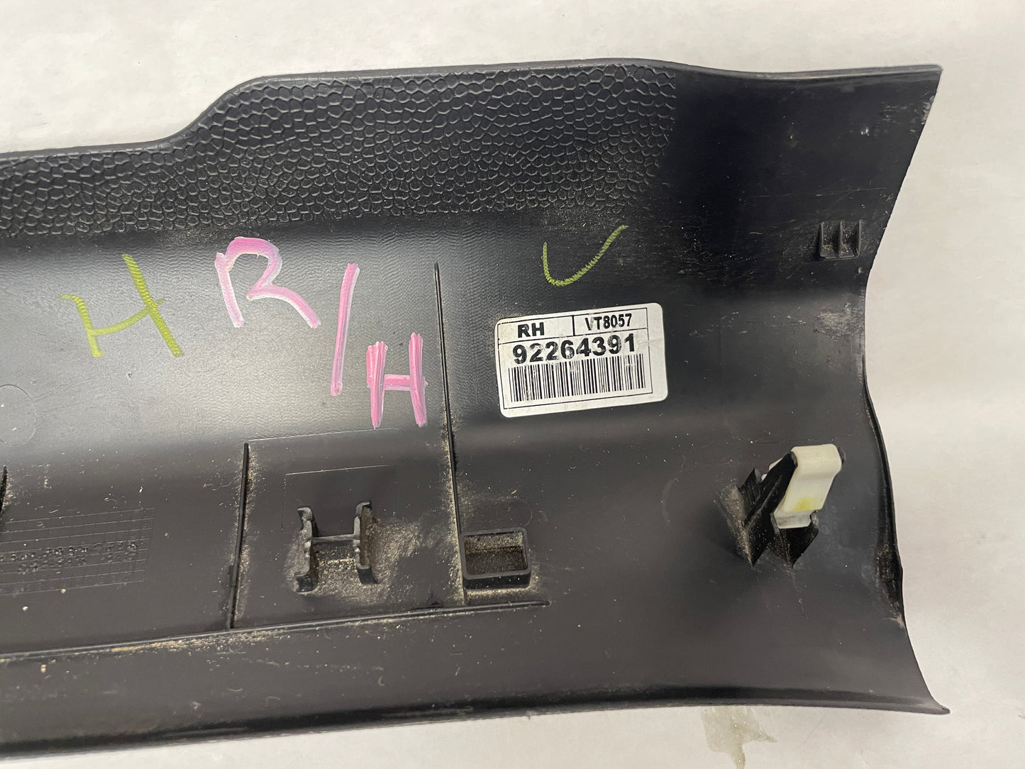 2015 Chevy SS Sedan RH & LH Front Interior Carpet Retainer Sill Moldings Trim OEM - Day's Parts Yard