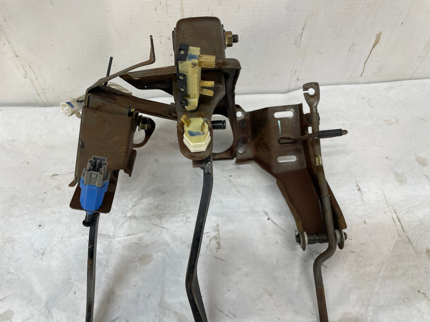 2004 Pontiac GTO Manual Transmission Pedal Assembly EM - Day's Parts Yard