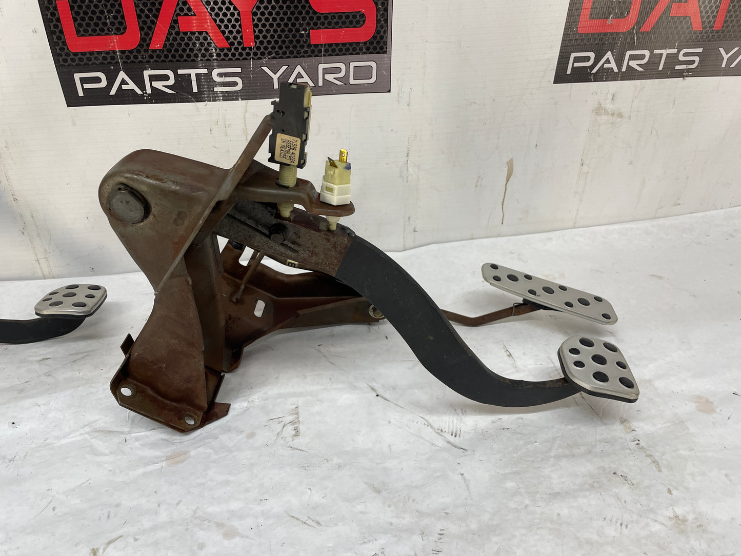 2004 Pontiac GTO Manual Transmission Pedal Assembly EM - Day's Parts Yard