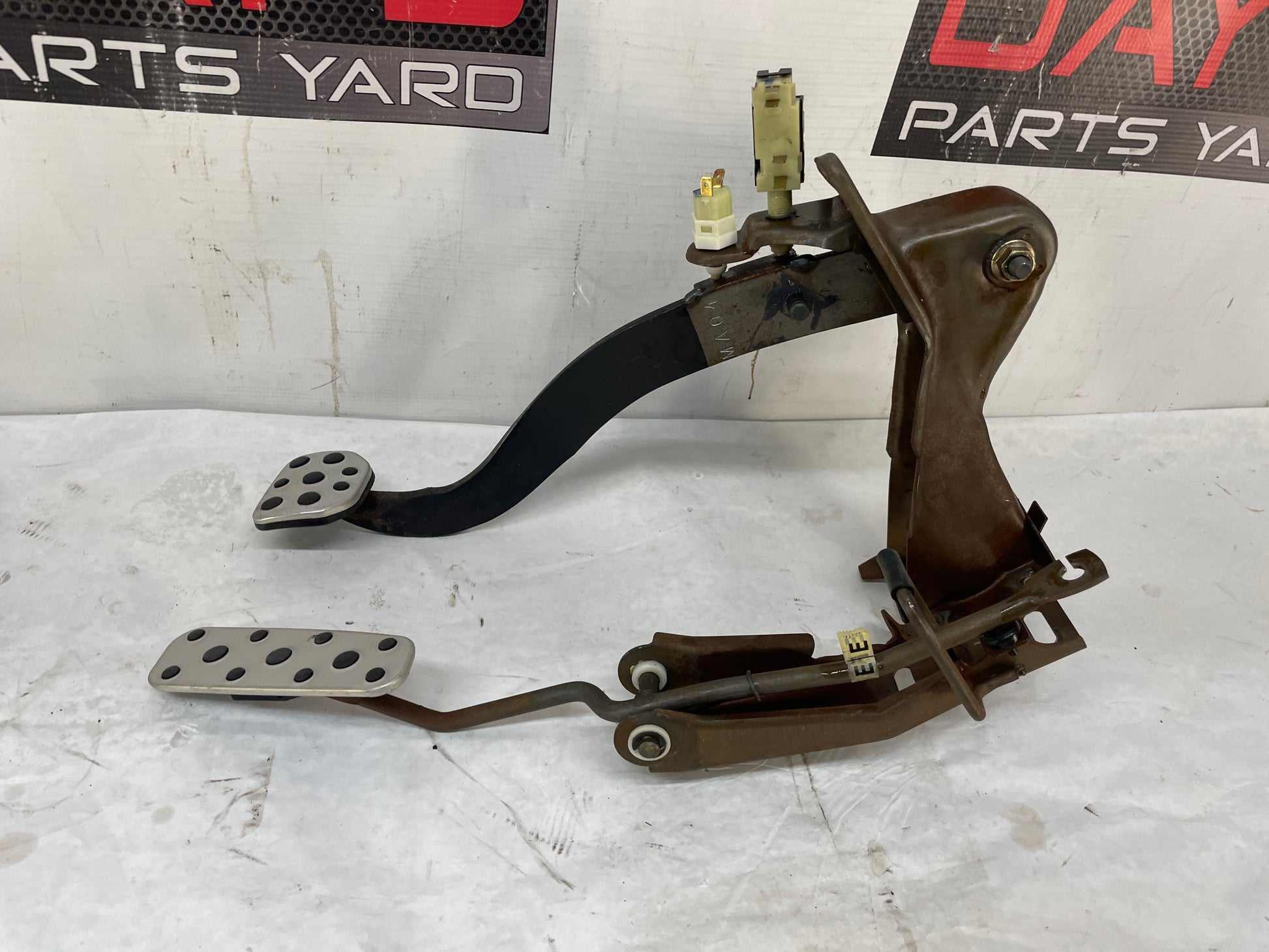 2004 Pontiac GTO Manual Transmission Pedal Assembly EM - Day's Parts Yard