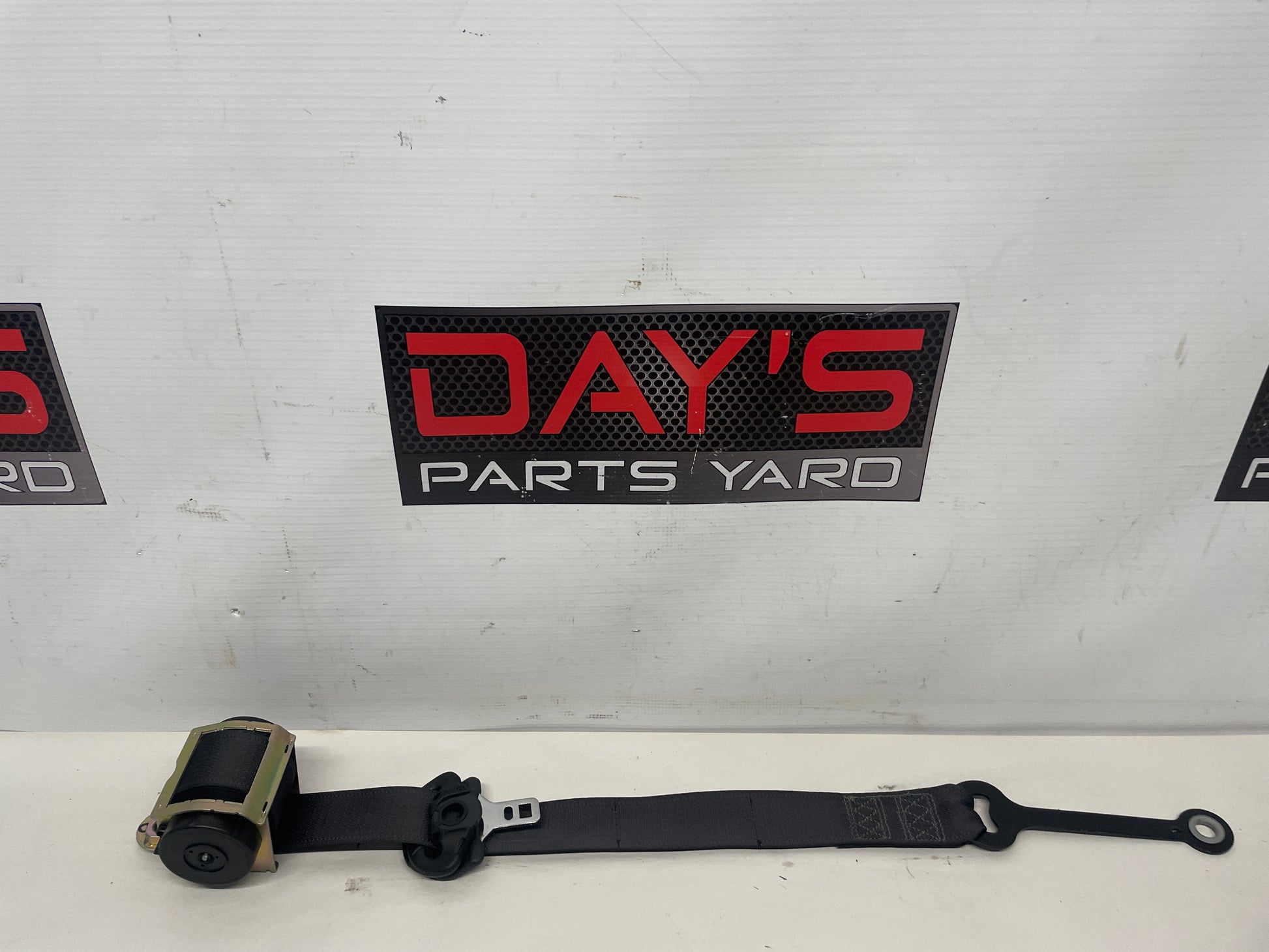 2004 Pontiac GTO RH Passenger Front Seat Belt Seatbelt Retractor OEM - Day's Parts Yard