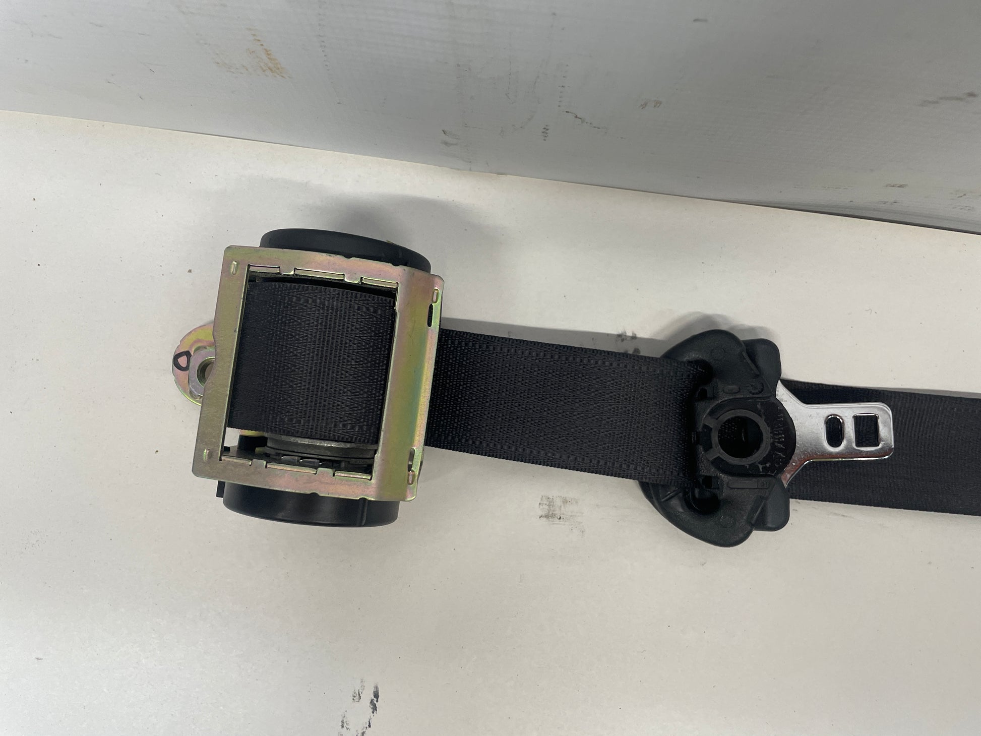2004 Pontiac GTO RH Passenger Front Seat Belt Seatbelt Retractor OEM - Day's Parts Yard