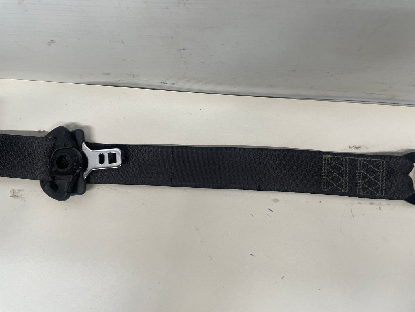 2004 Pontiac GTO RH Passenger Front Seat Belt Seatbelt Retractor OEM - Day's Parts Yard