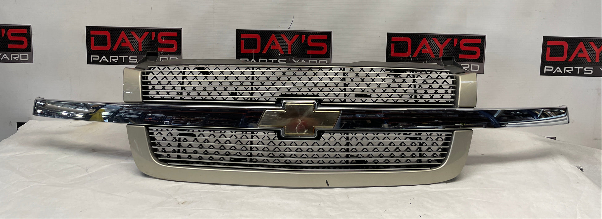 2005 Chevy Avalanche Front Bumper Grille OEM - Day's Parts Yard
