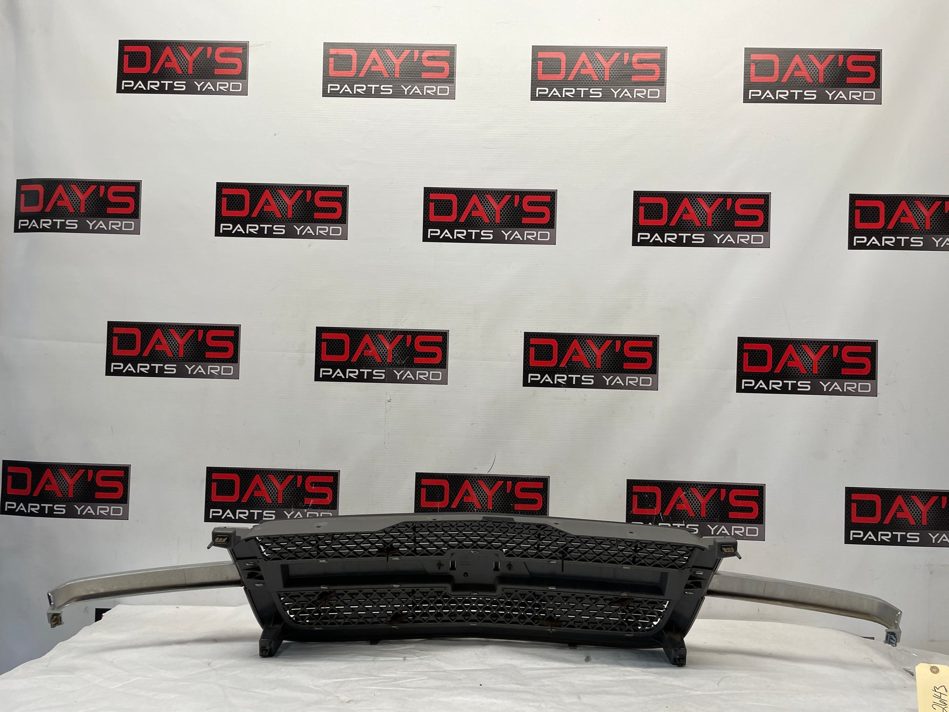 2005 Chevy Avalanche Front Bumper Grille OEM - Day's Parts Yard
