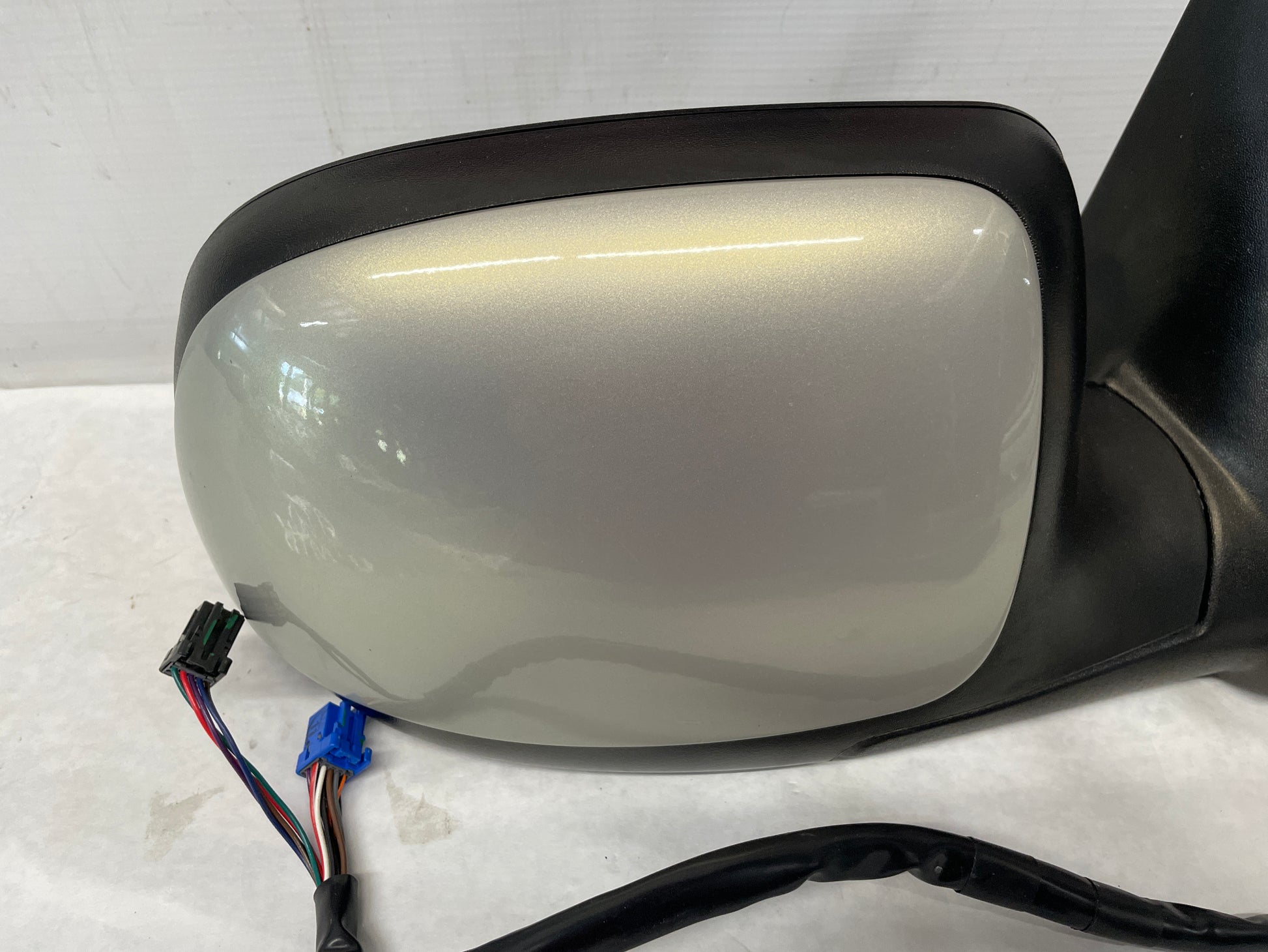 2005 Chevy Avalanche Power RH Passenger Exterior Mirror OEM - Day's Parts Yard