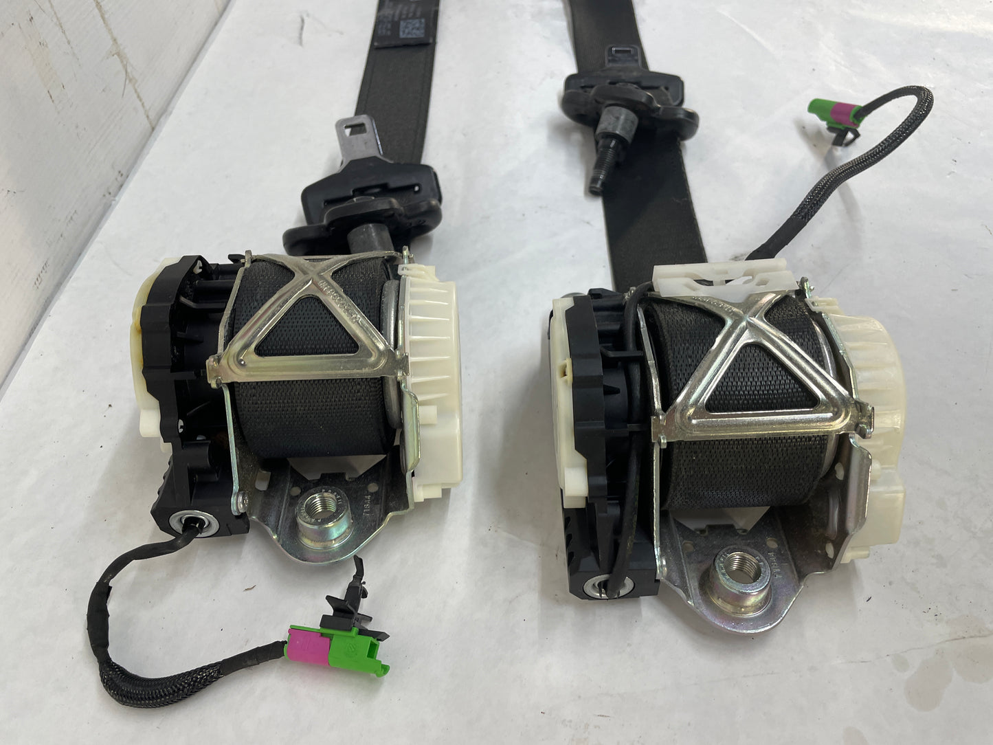 2013 Chevy Caprice PPV RH & LH Front Seat Belt Seatbelt Retractor Pre Tensioner OEM - Day's Parts Yard
