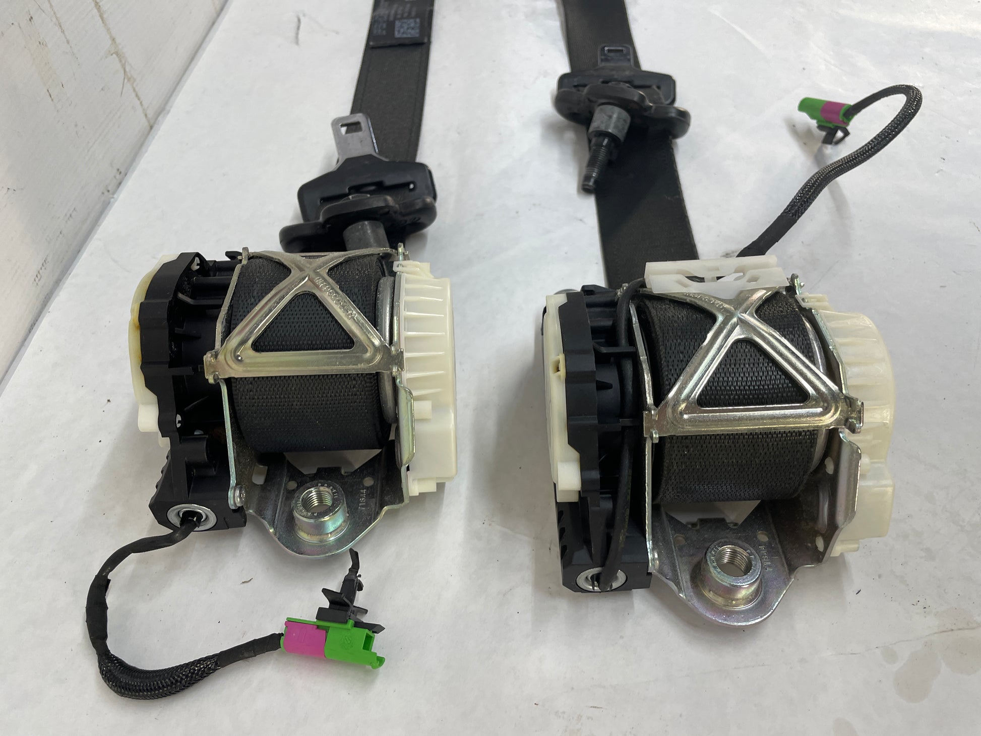 2013 Chevy Caprice PPV RH & LH Front Seat Belt Seatbelt Retractor Pre Tensioner OEM - Day's Parts Yard
