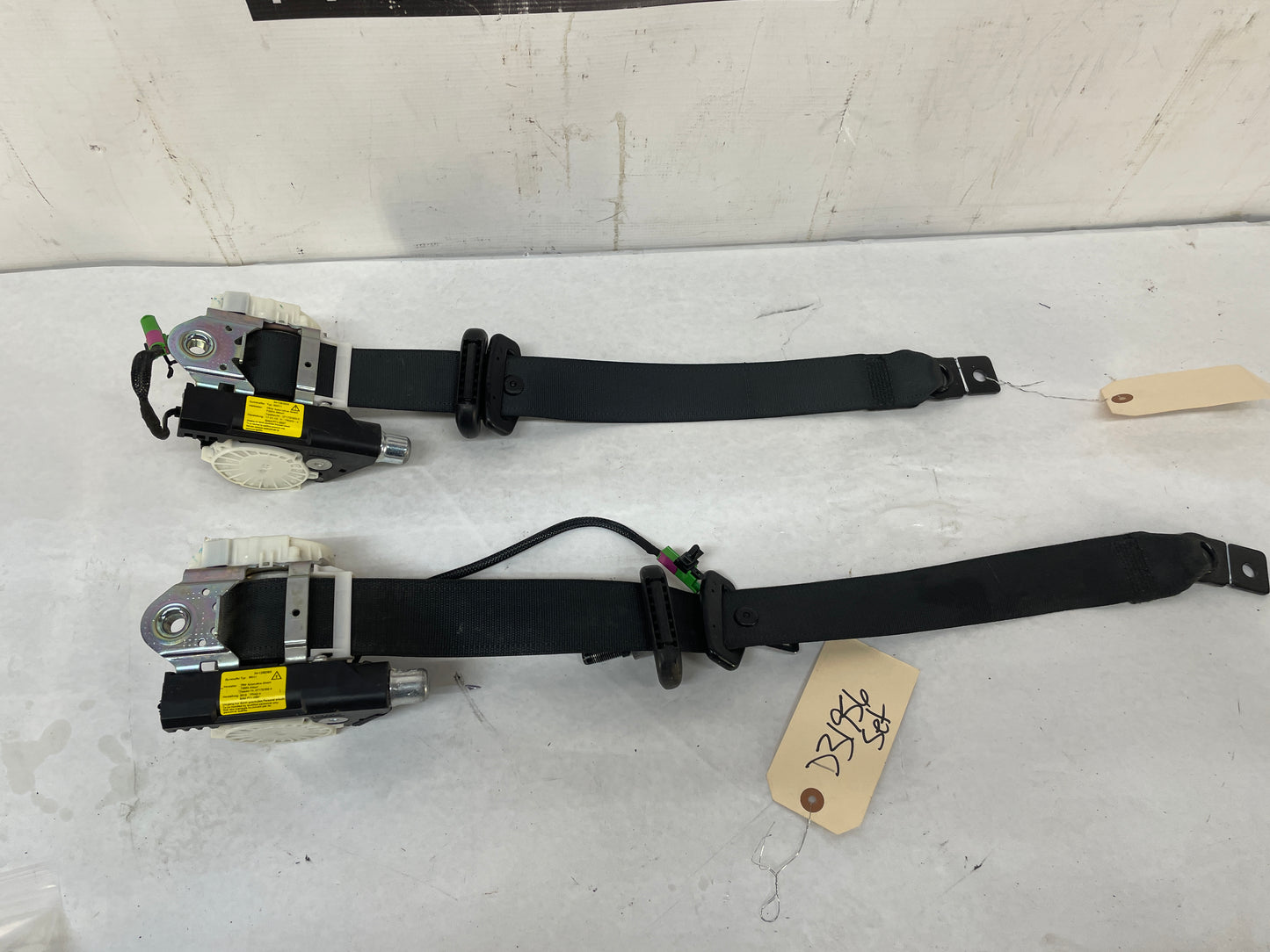2013 Chevy Caprice PPV RH & LH Front Seat Belt Seatbelt Retractor Pre Tensioner OEM - Day's Parts Yard