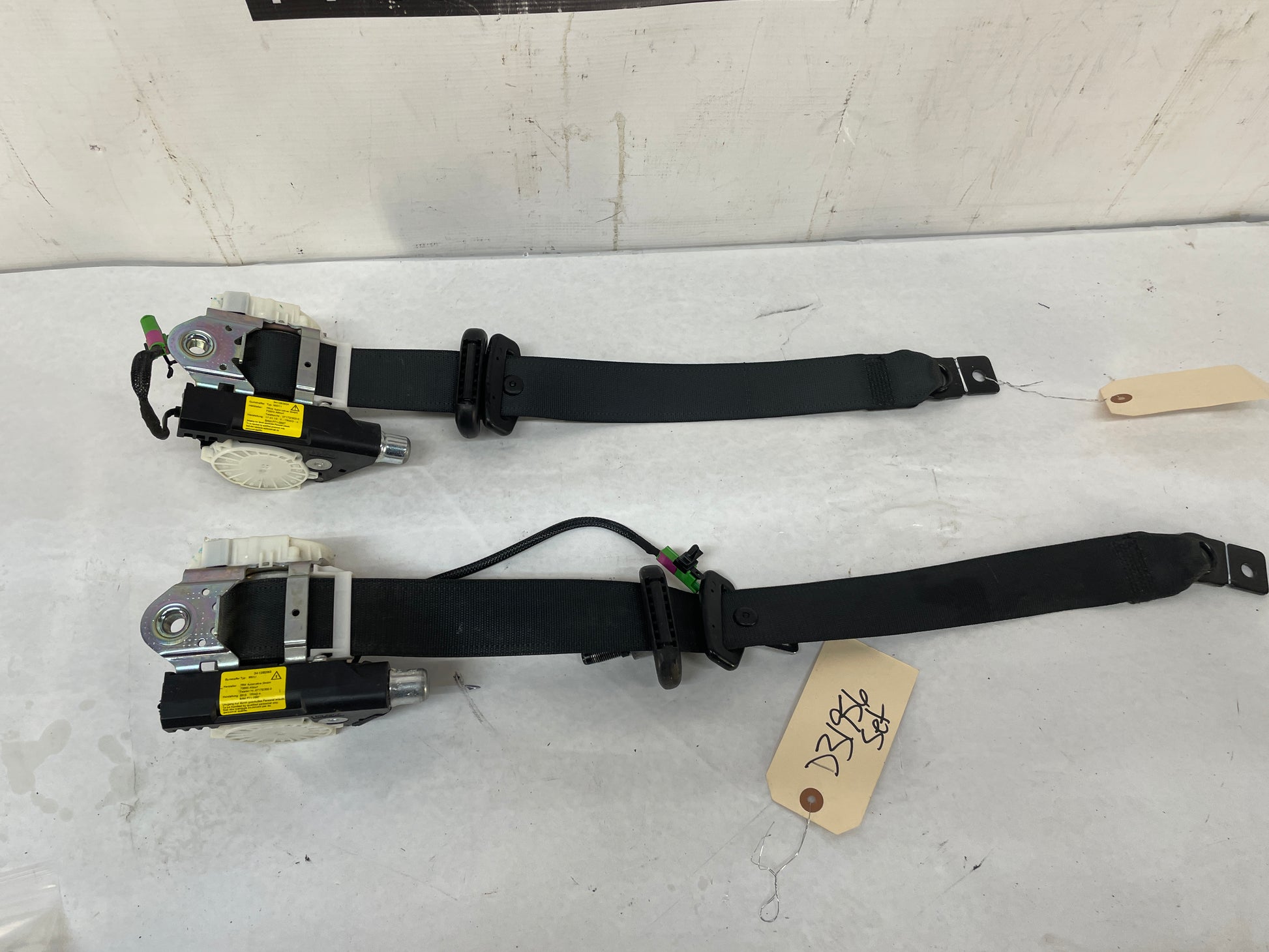 2013 Chevy Caprice PPV RH & LH Front Seat Belt Seatbelt Retractor Pre Tensioner OEM - Day's Parts Yard