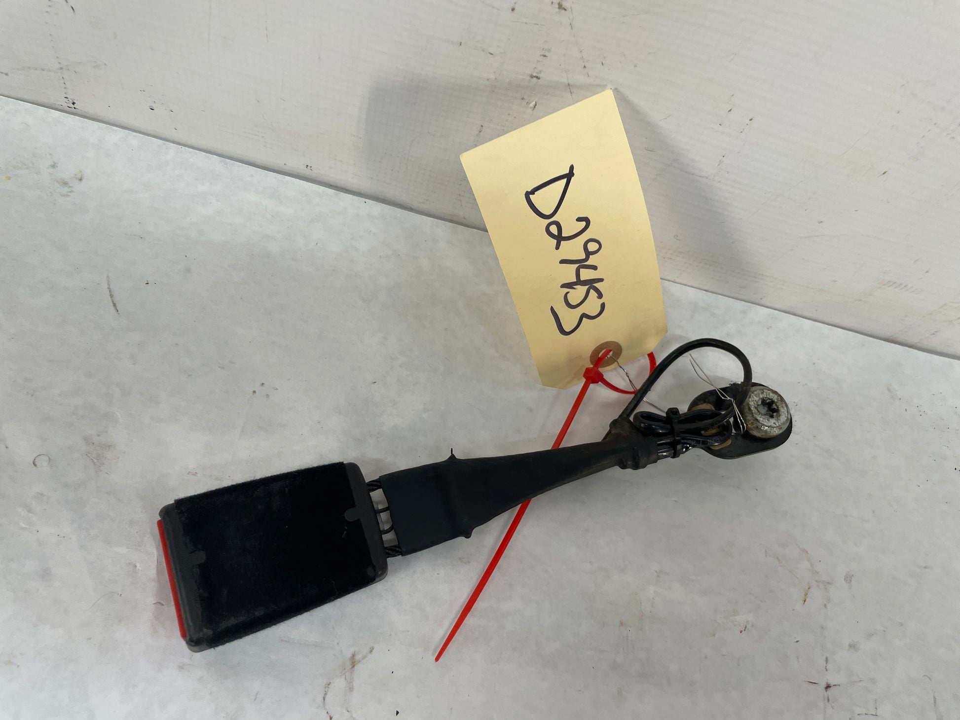 2014 Chevy Caprice PPV RH Passenger Front Seatbelt Seat Belt Buckle OEM - Day's Parts Yard