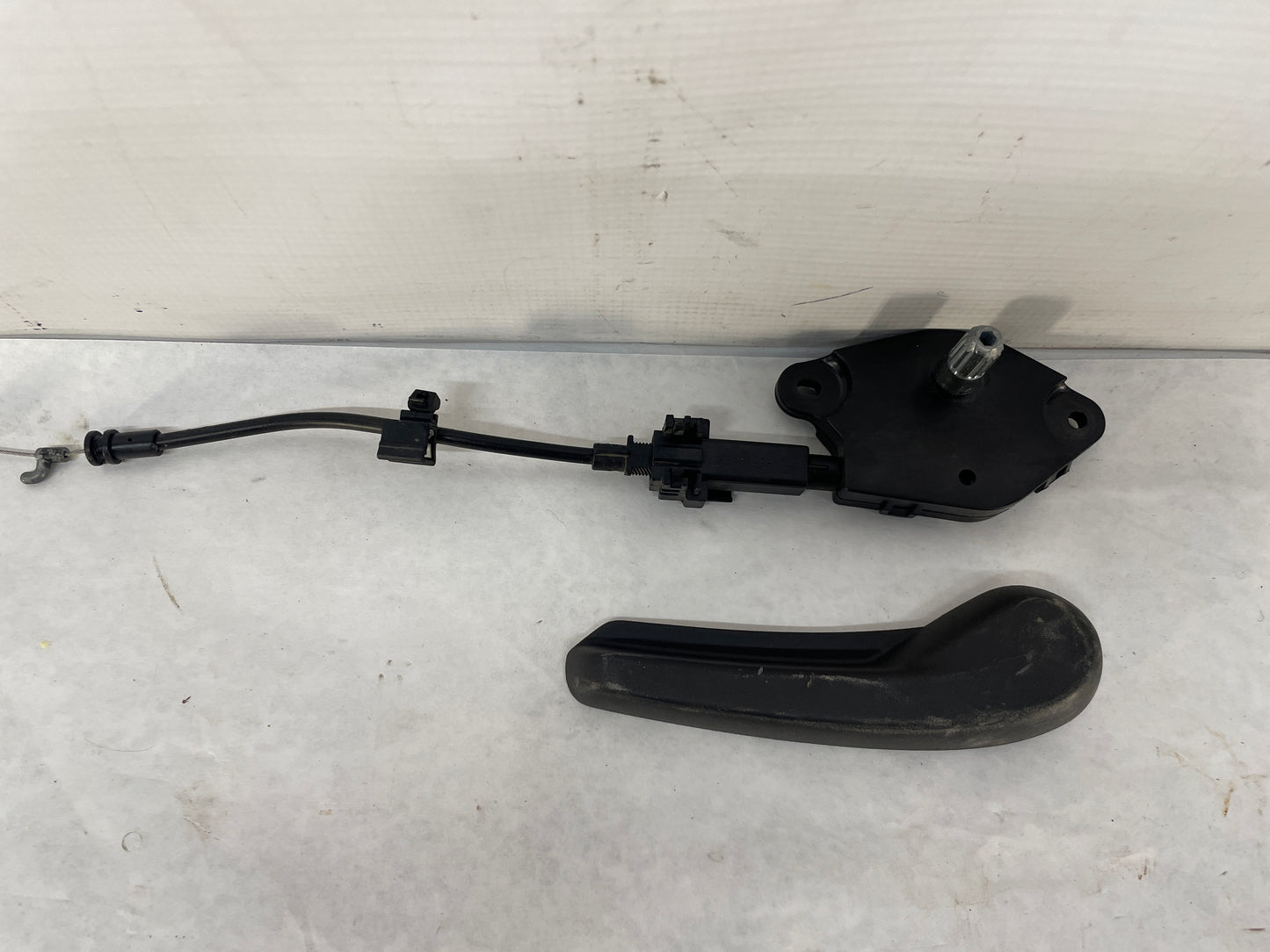 2014 Chevy Caprice PPV RH Passenger Front Seat Recliner Handle Lever w/ Tensioner OEM - Day's Parts Yard
