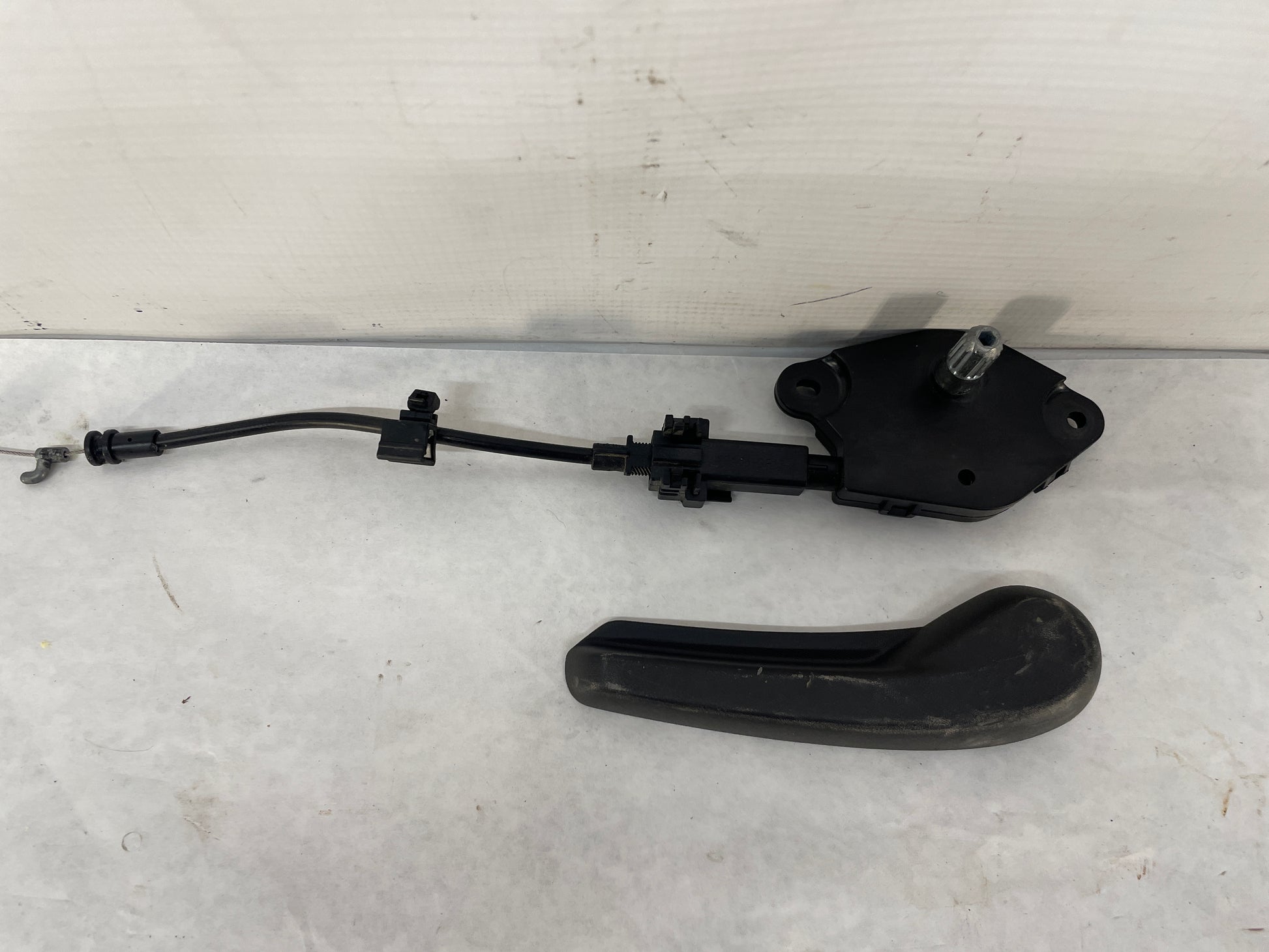 2014 Chevy Caprice PPV RH Passenger Front Seat Recliner Handle Lever w/ Tensioner OEM - Day's Parts Yard