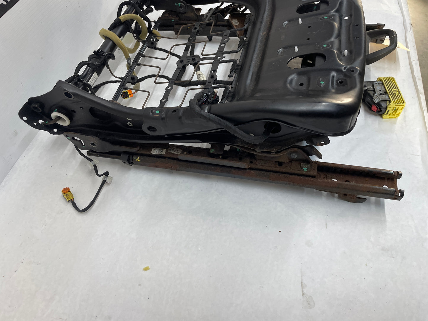 2014 Chevy Caprice PPV RH Passenger  Front Seat Track Electric Frame Adjuster Motor Assembly OEM - Day's Parts Yard