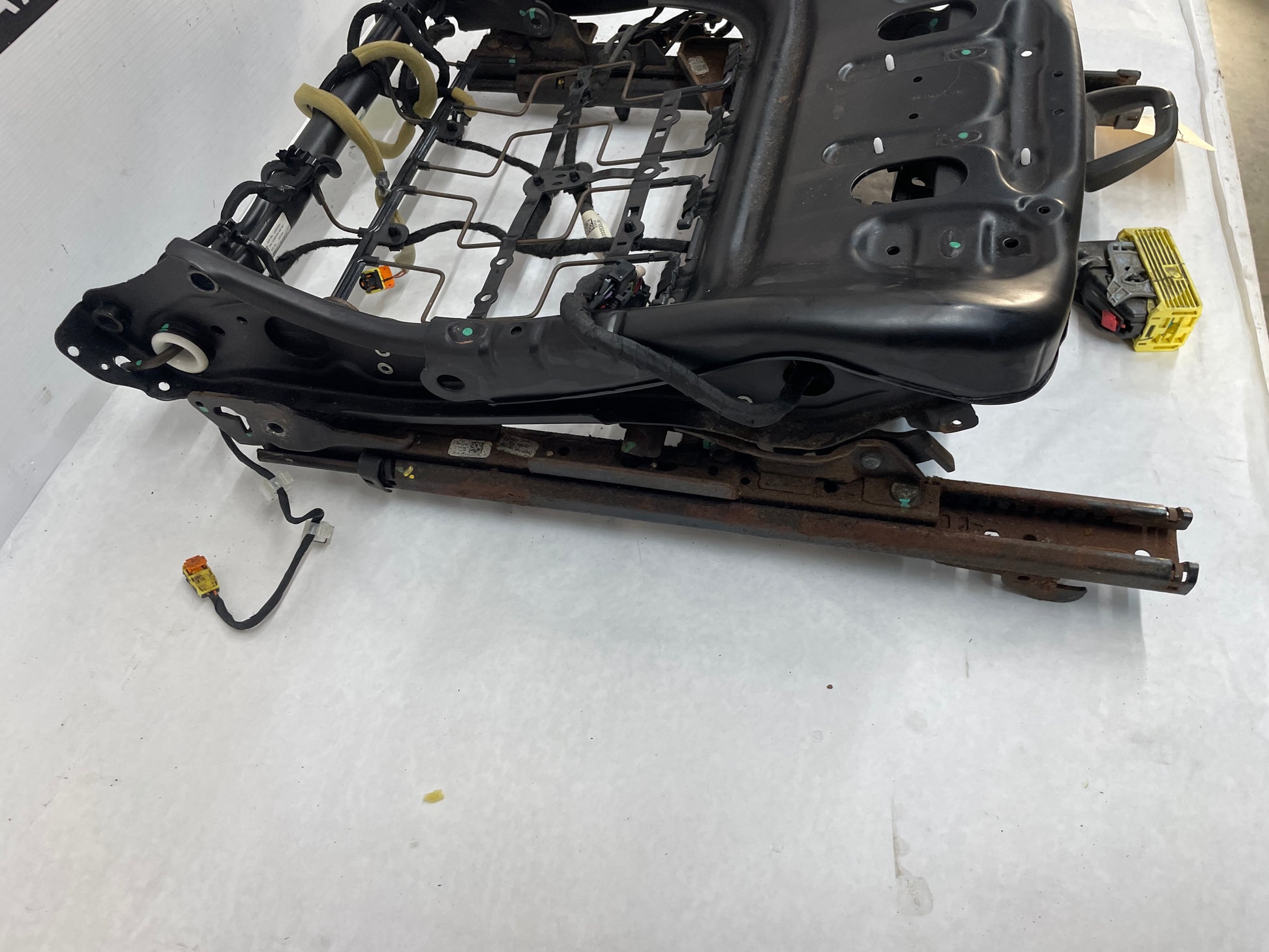 2014 Chevy Caprice PPV RH Passenger  Front Seat Track Electric Frame Adjuster Motor Assembly OEM - Day's Parts Yard