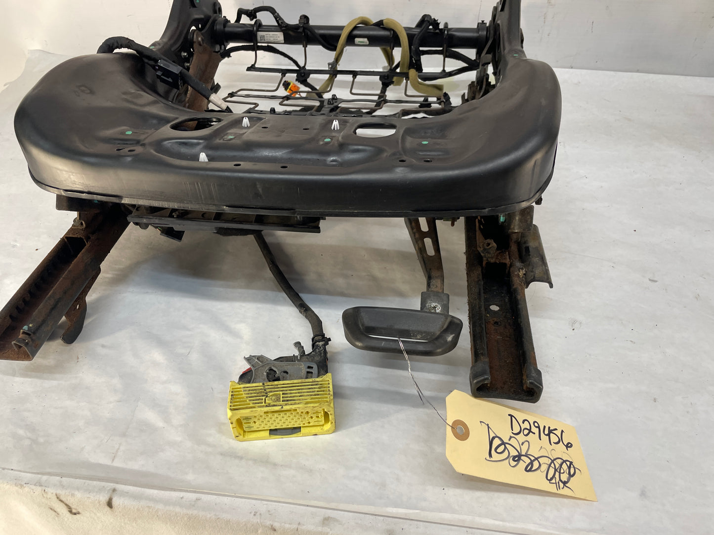 2014 Chevy Caprice PPV RH Passenger  Front Seat Track Electric Frame Adjuster Motor Assembly OEM - Day's Parts Yard