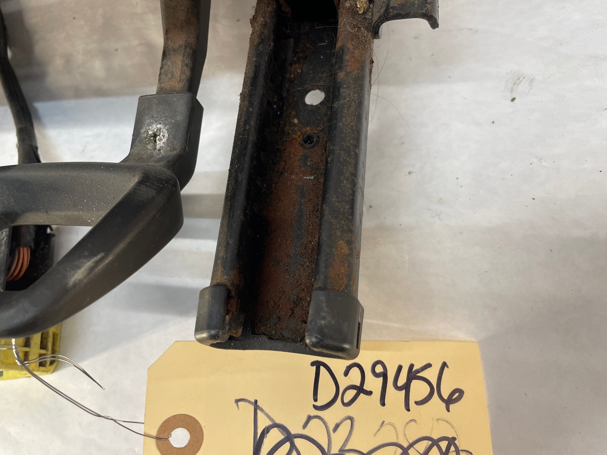 2014 Chevy Caprice PPV RH Passenger  Front Seat Track Electric Frame Adjuster Motor Assembly OEM - Day's Parts Yard
