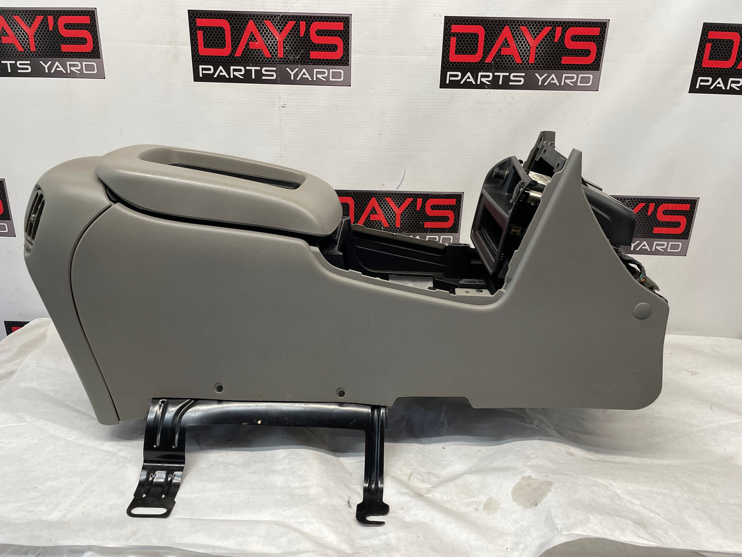 2005 Chevy Avalanche Center Console Armrest Assembly OEM - Day's Parts Yard