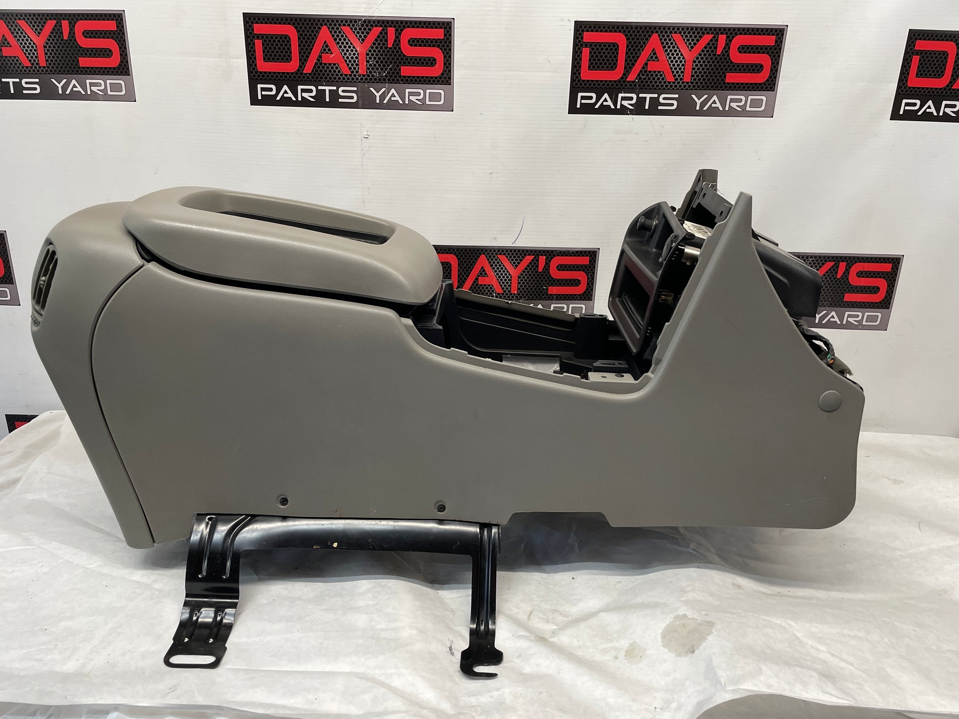 2005 Chevy Avalanche Center Console Armrest Assembly OEM - Day's Parts Yard