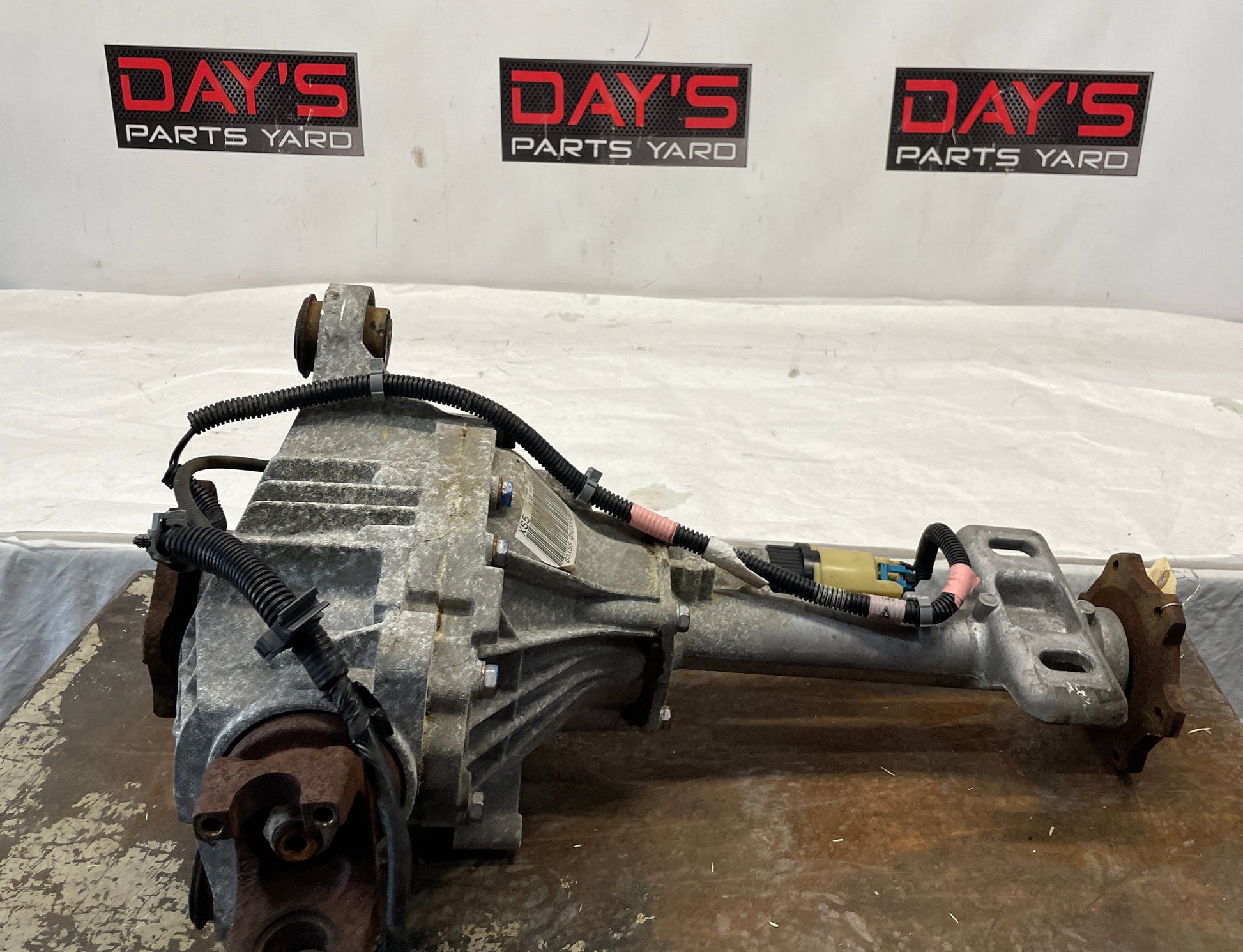 2005 Chevy Avalanche Front Axle Carrier Differential Assembly OEM - Day's Parts Yard