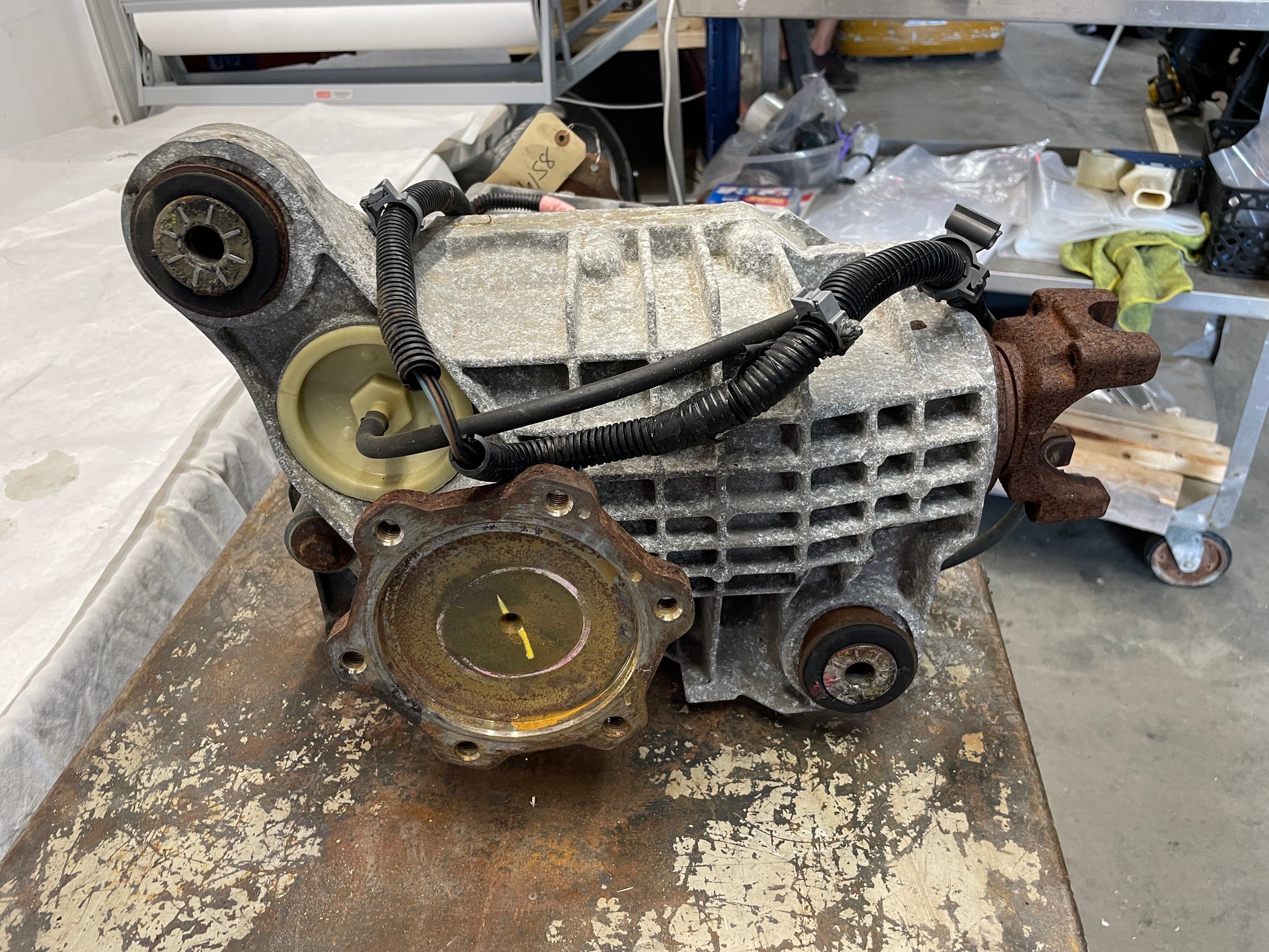 2005 Chevy Avalanche Front Axle Carrier Differential Assembly OEM - Day's Parts Yard