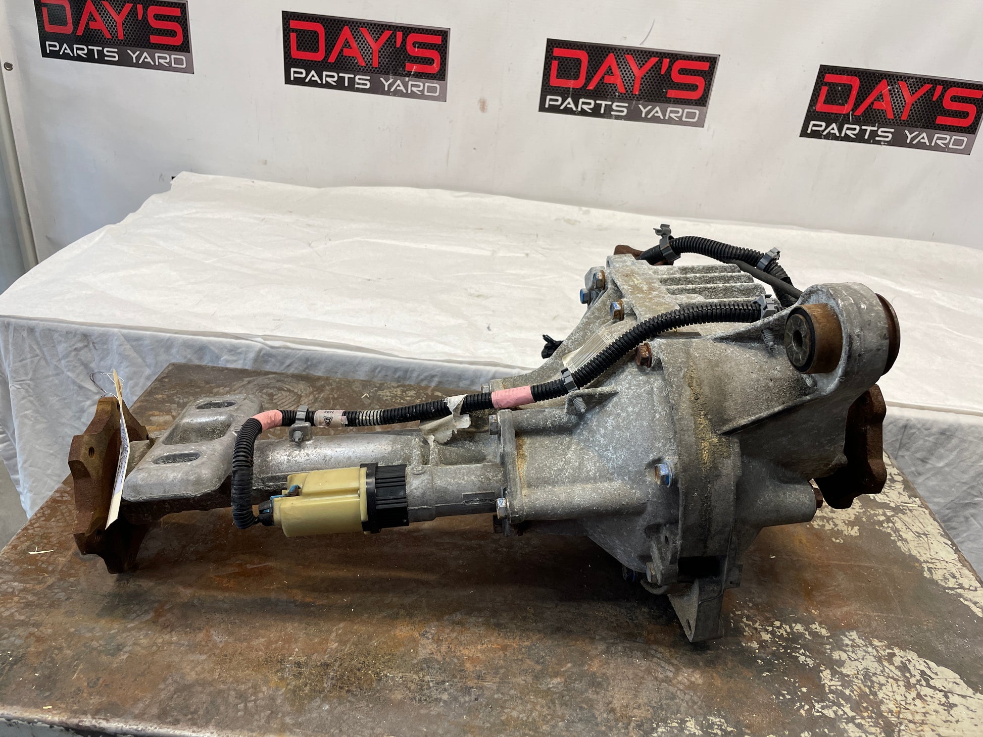 2005 Chevy Avalanche Front Axle Carrier Differential Assembly OEM - Day's Parts Yard
