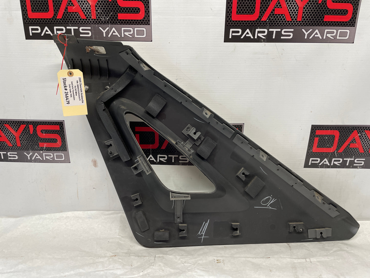 2005 Chevy Avalanche RH Passenger Rear Outer Bed Upper Trim Triangle Sail OEM - Day's Parts Yard