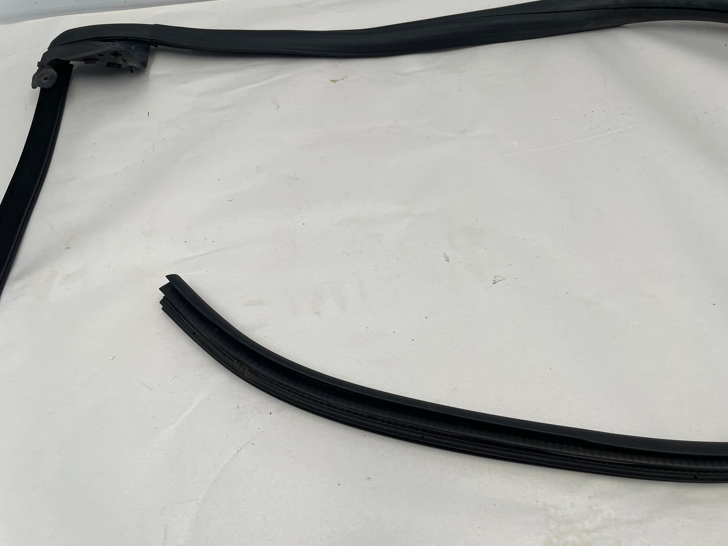 2018 Chevy Camaro ZL1 Convertible RH Passenger Weather Strip Rubber Seal OEM