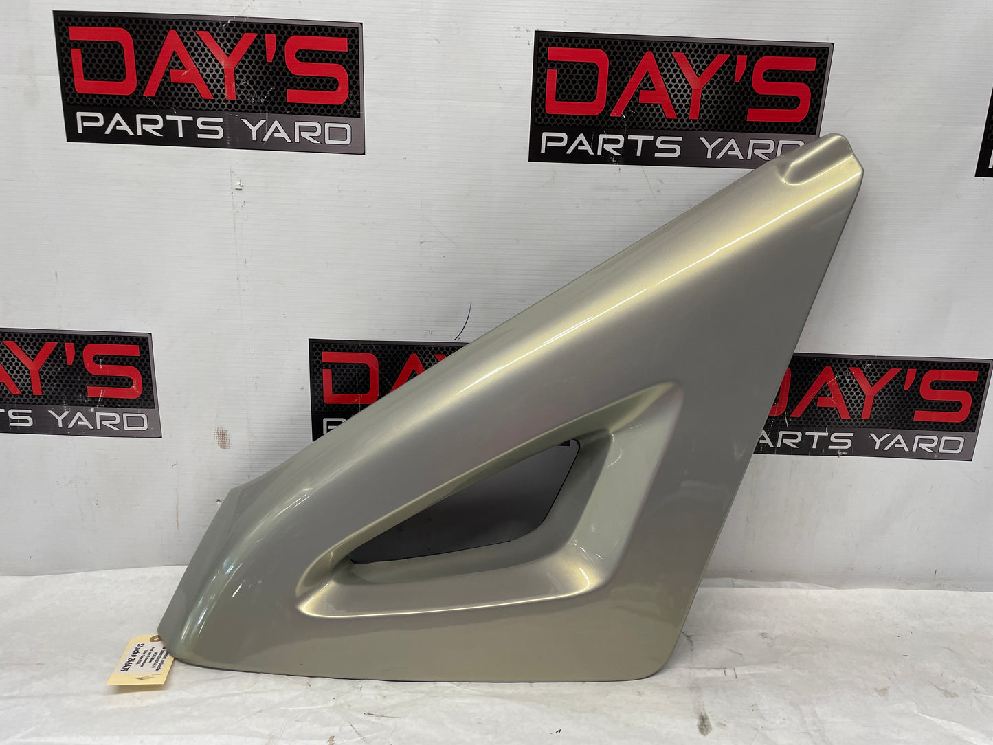 2005 Chevy Avalanche LH Driver Rear Outer Bed Upper Trim Triangle Sail OEM - Day's Parts Yard
