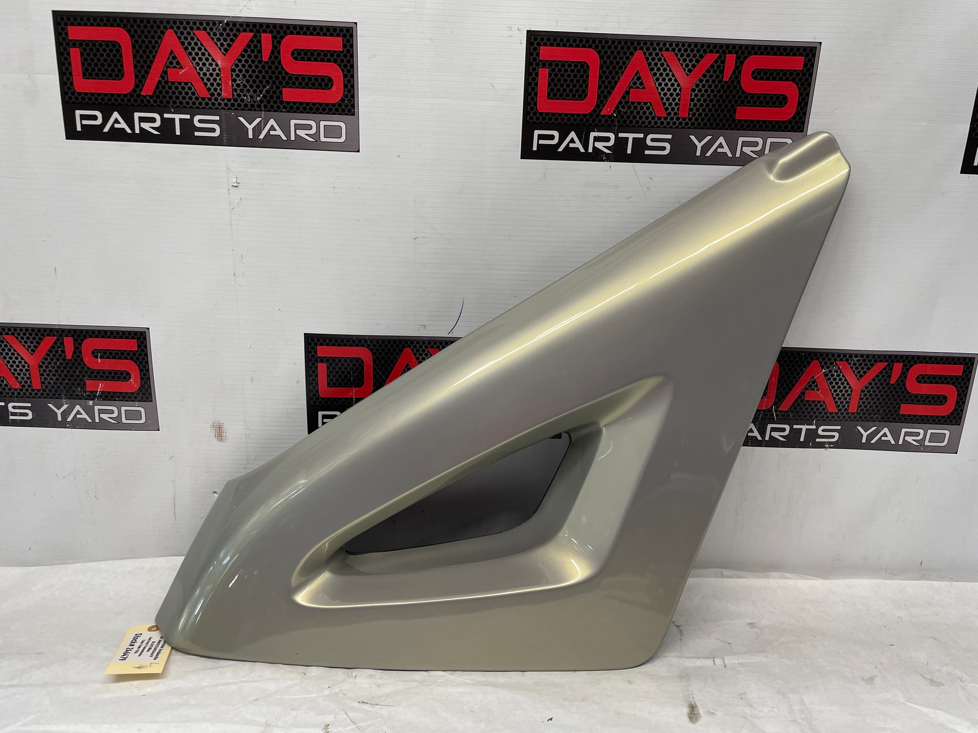 2005 Chevy Avalanche LH Driver Rear Outer Bed Upper Trim Triangle Sail OEM - Day's Parts Yard