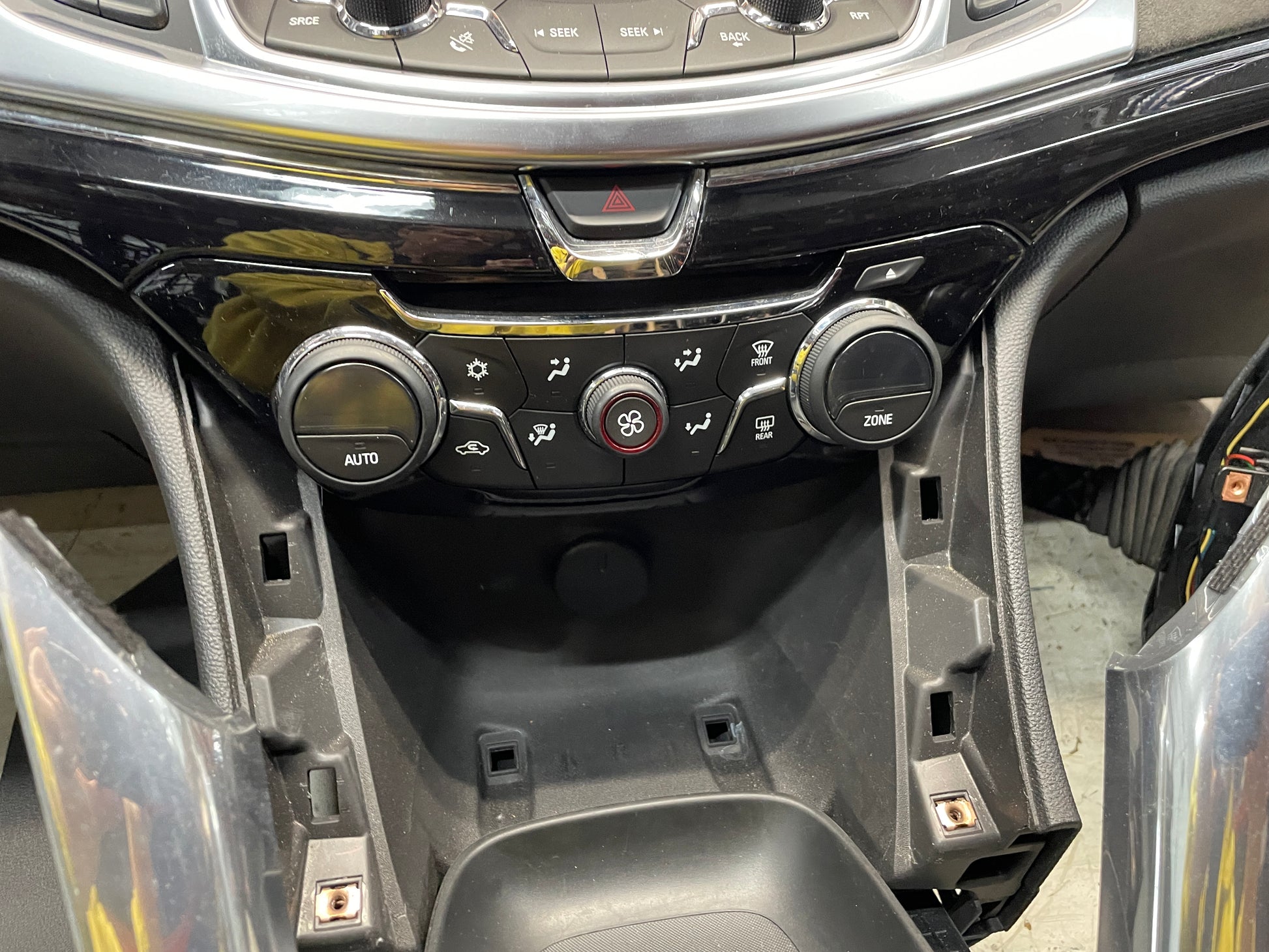 2015 Chevy SS Sedan Complete Das & Center Console w/ Shifter OEM - Day's Parts Yard