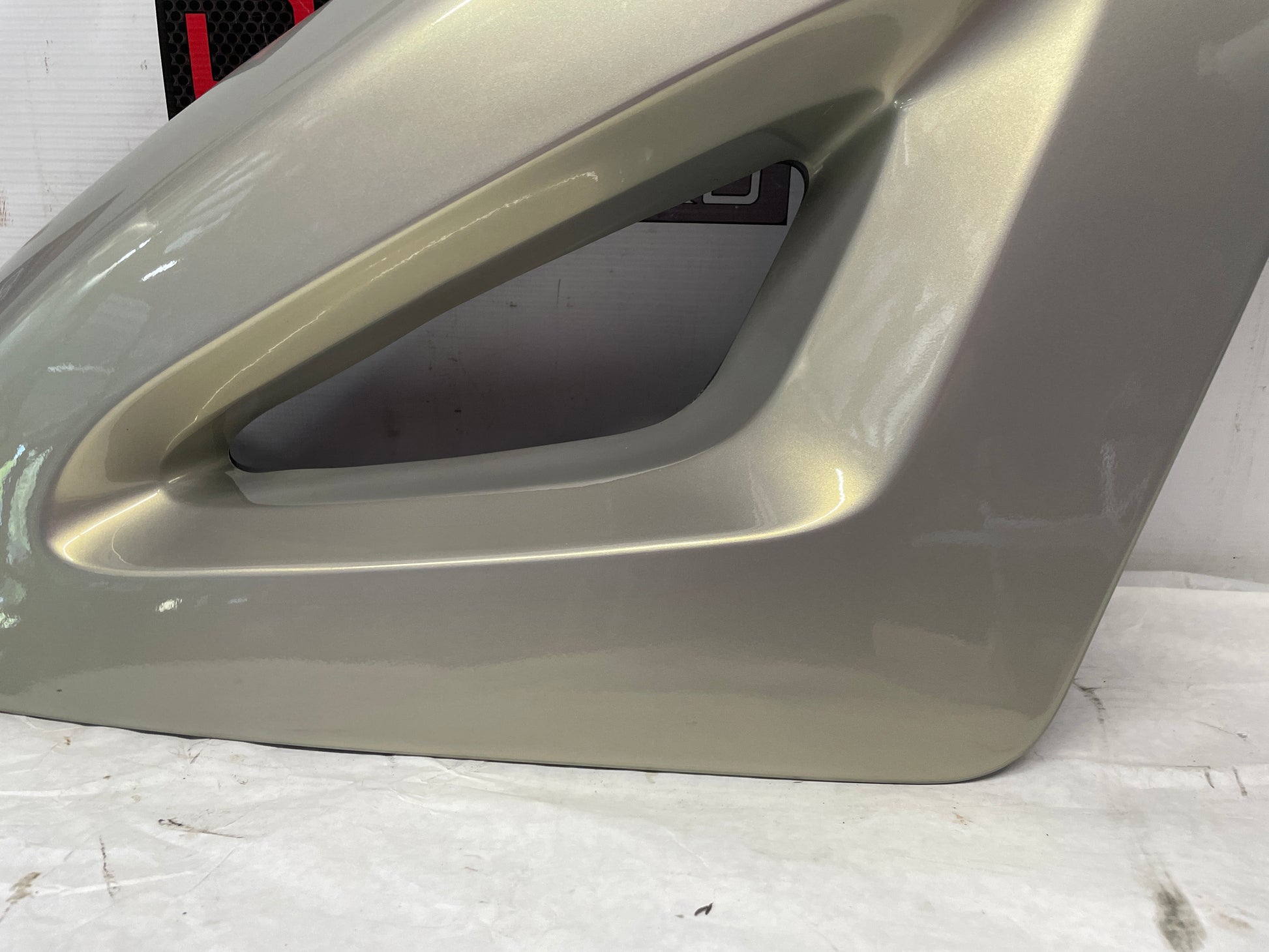 2005 Chevy Avalanche LH Driver Rear Outer Bed Upper Trim Triangle Sail OEM - Day's Parts Yard