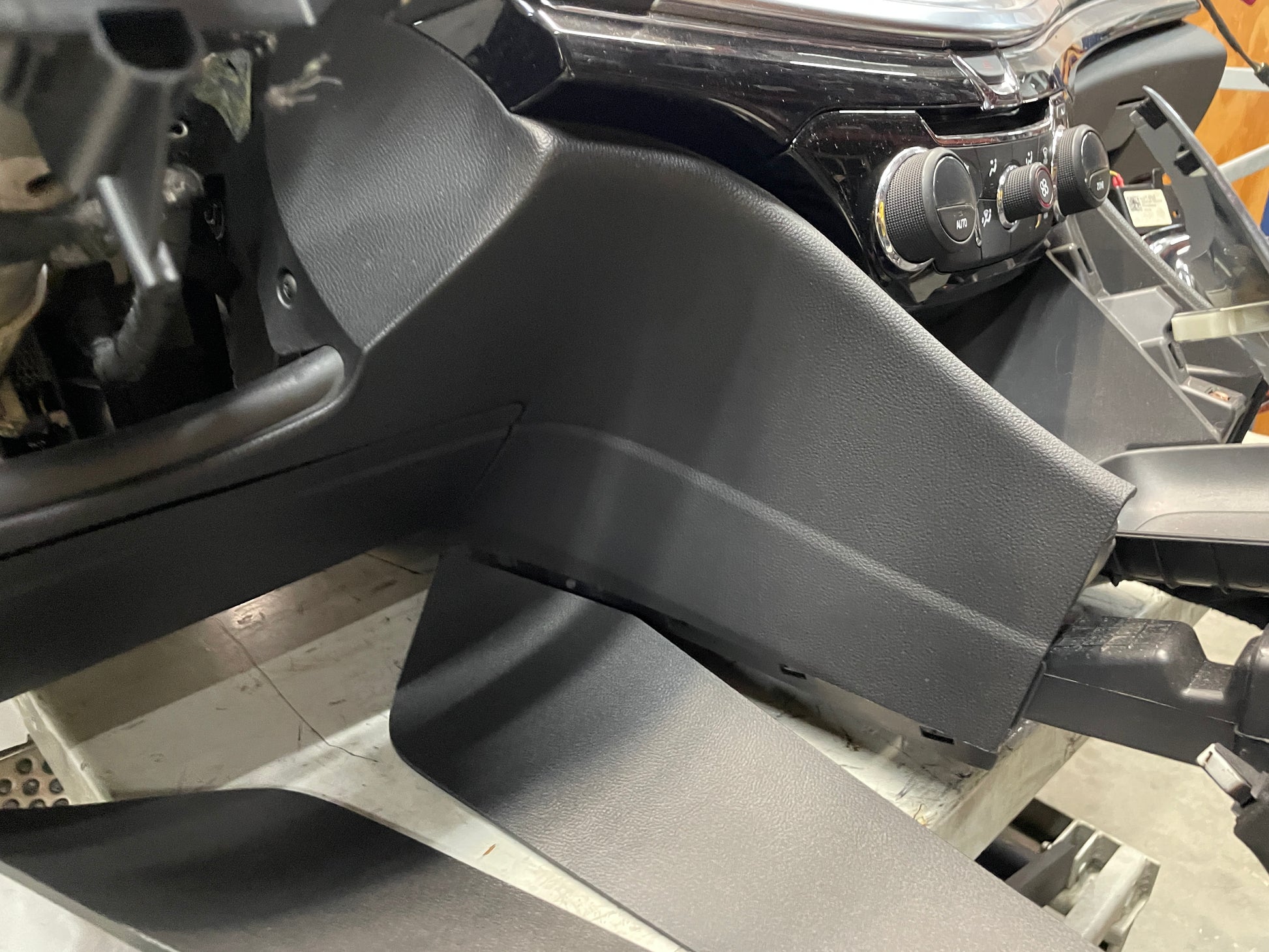 2015 Chevy SS Sedan Complete Das & Center Console w/ Shifter OEM - Day's Parts Yard