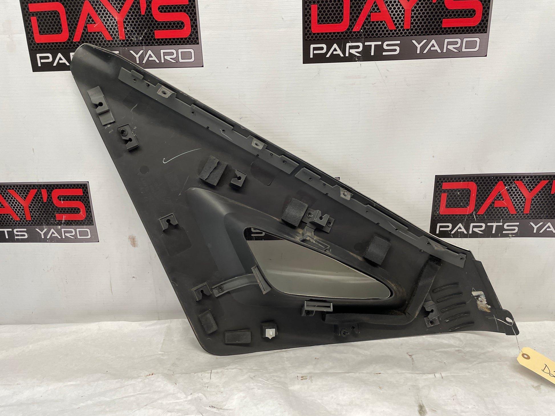 2005 Chevy Avalanche LH Driver Rear Outer Bed Upper Trim Triangle Sail OEM - Day's Parts Yard