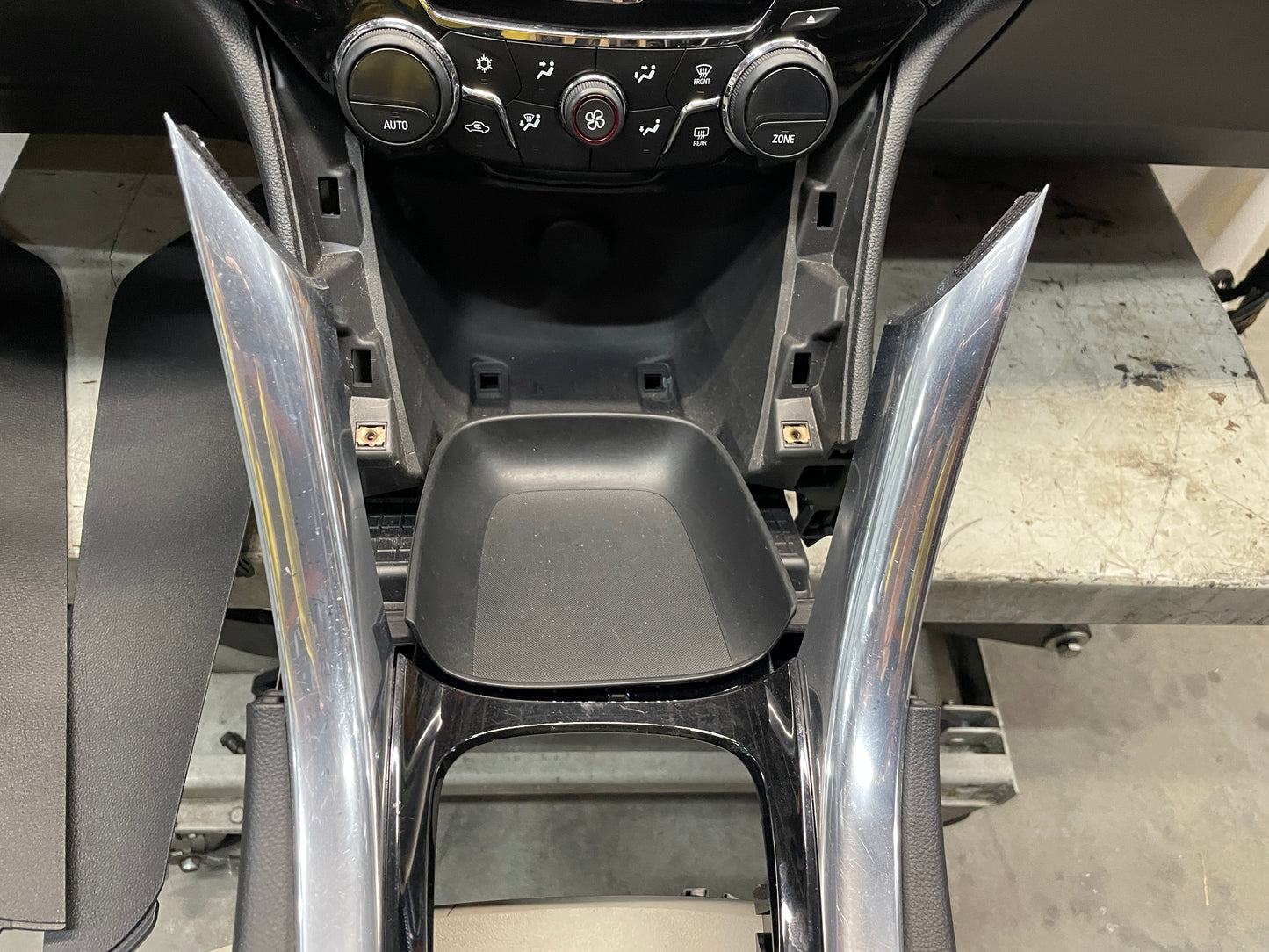 2015 Chevy SS Sedan Complete Das & Center Console w/ Shifter OEM - Day's Parts Yard