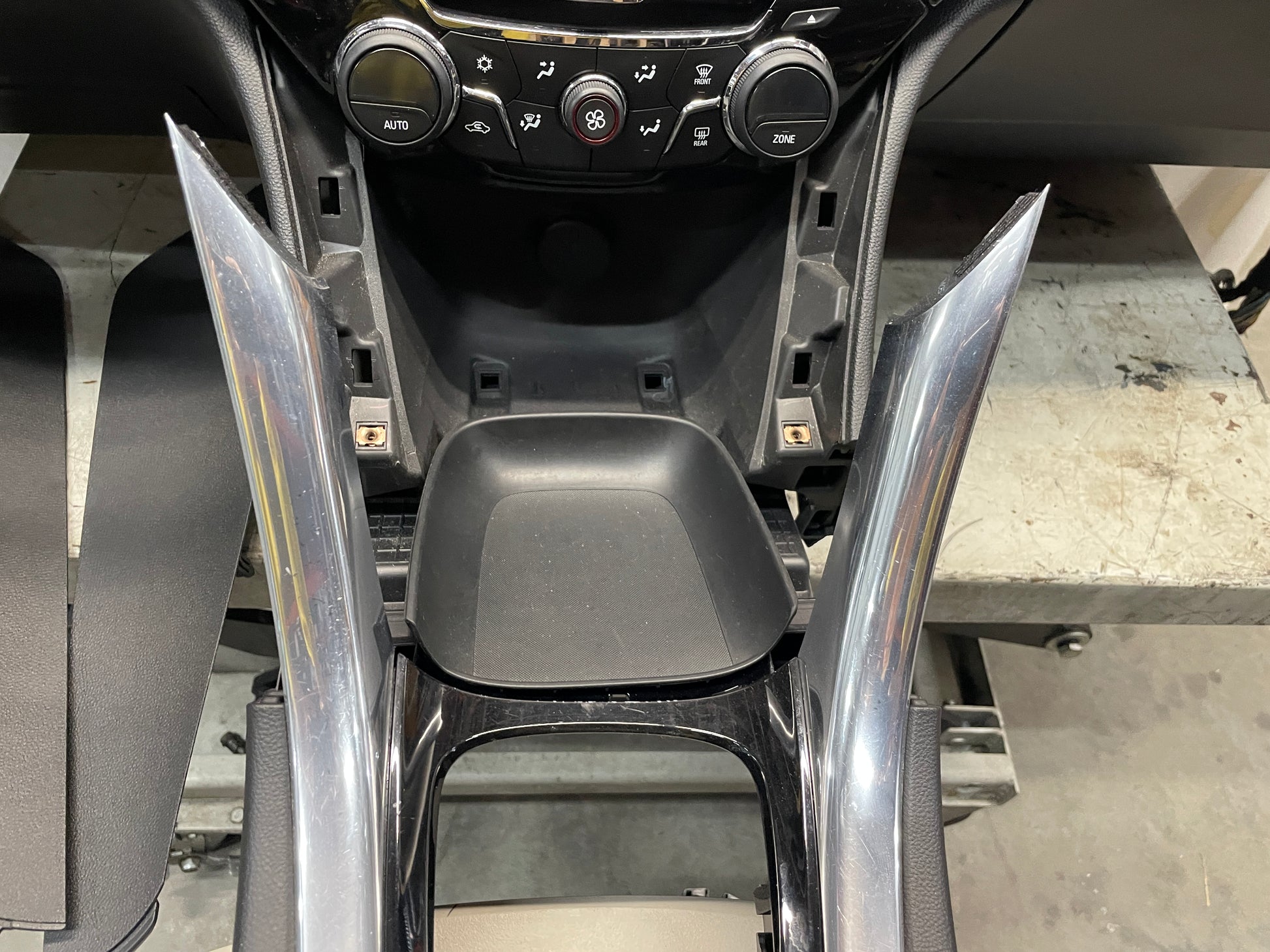 2015 Chevy SS Sedan Complete Das & Center Console w/ Shifter OEM - Day's Parts Yard