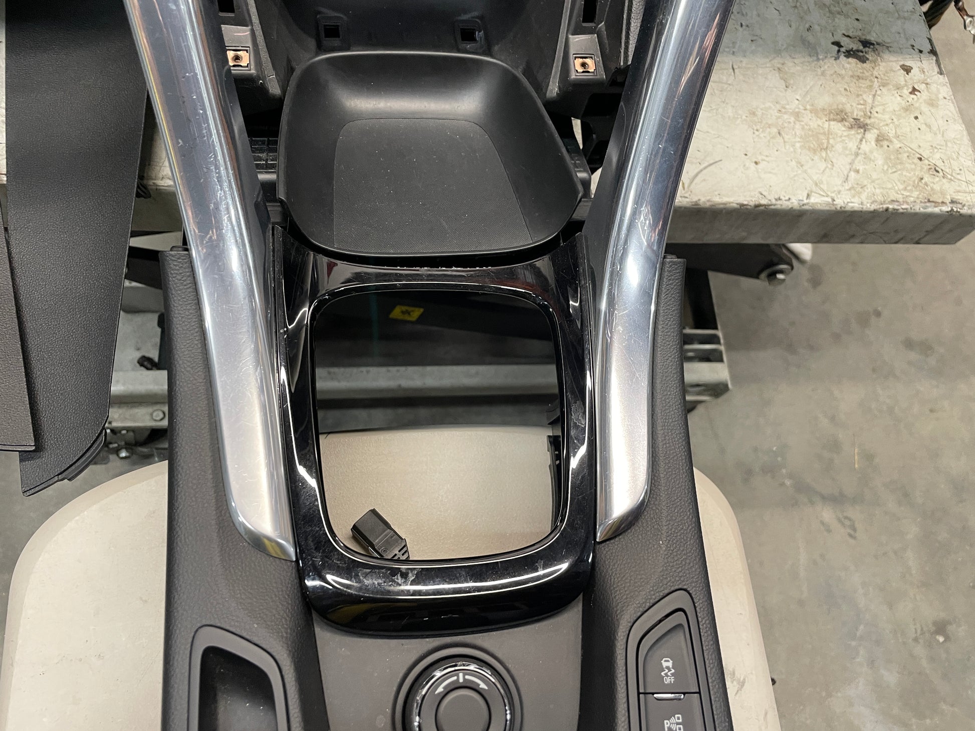 2015 Chevy SS Sedan Complete Das & Center Console w/ Shifter OEM - Day's Parts Yard