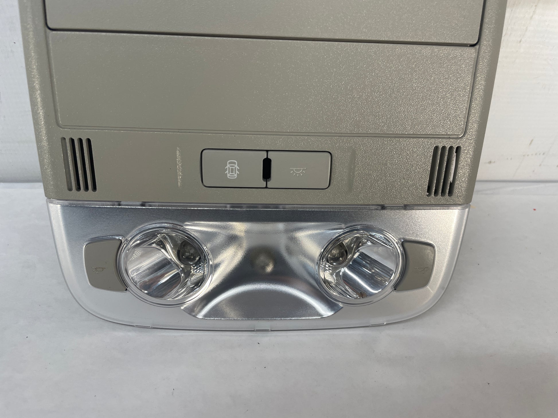 2014 Chevrolet SS Sedan Over Head Overhead Console Dome Map Light Lamp OEM - Day's Parts Yard