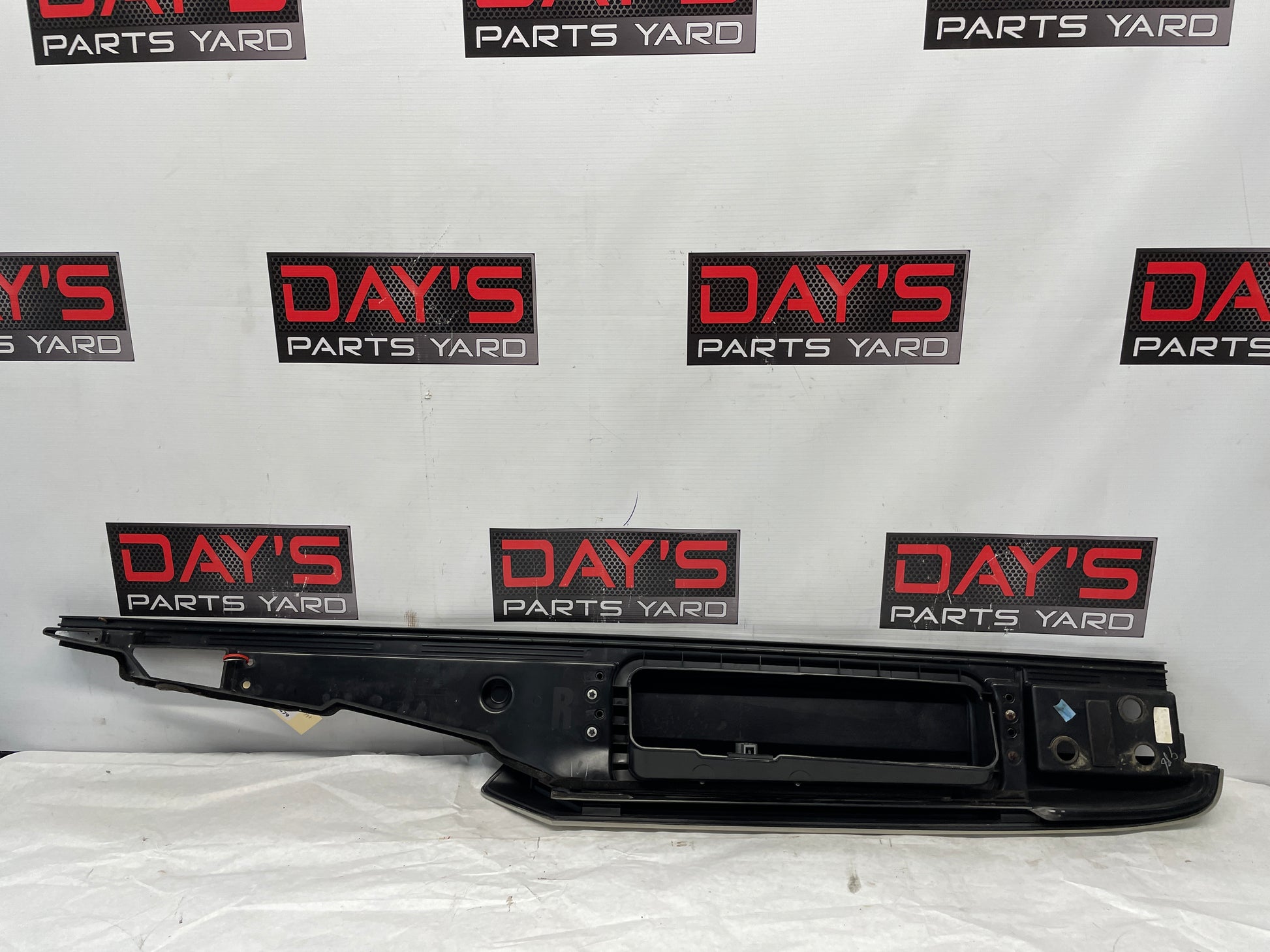 2005 Chevy Avalanche RH Passenger Rear Toolbox Bed Lid Cover Door OEM - Day's Parts Yard