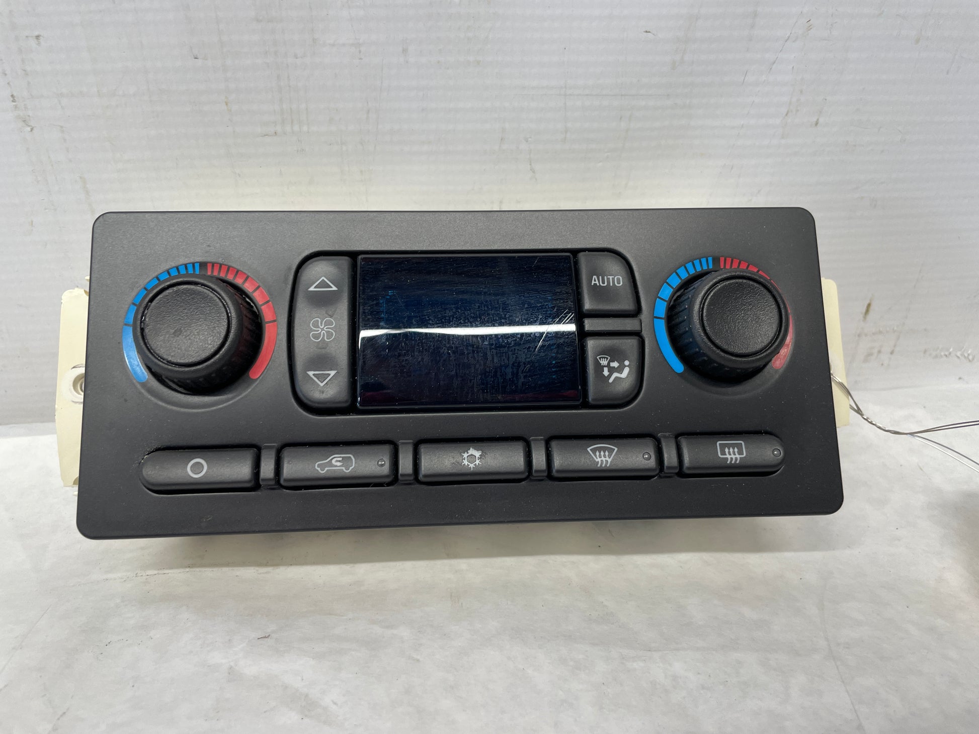 2005 Chevy Avalanche HVAC Climate Control Dash Unit OEM - Day's Parts Yard