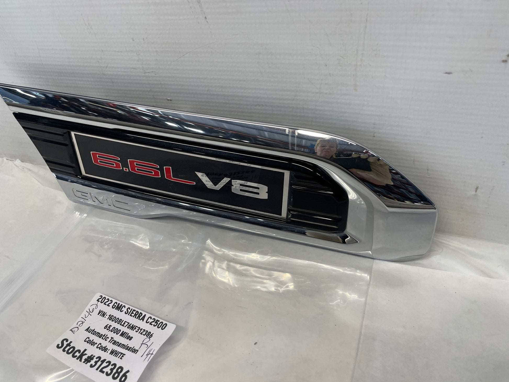 2022 GMC Sierra C2500 RH Passenger Fender Vent 6.6L V8 Emblem OEM - Day's Parts Yard