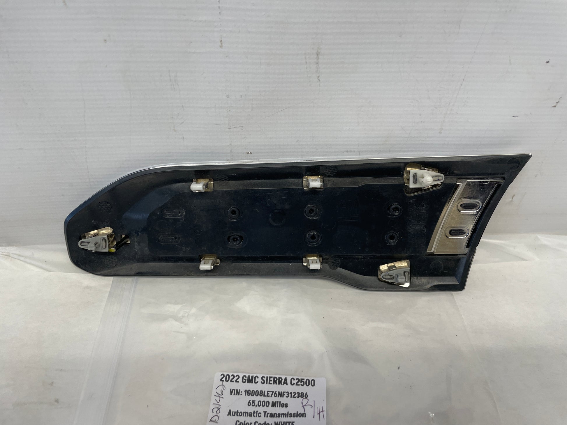 2022 GMC Sierra C2500 RH Passenger Fender Vent 6.6L V8 Emblem OEM - Day's Parts Yard