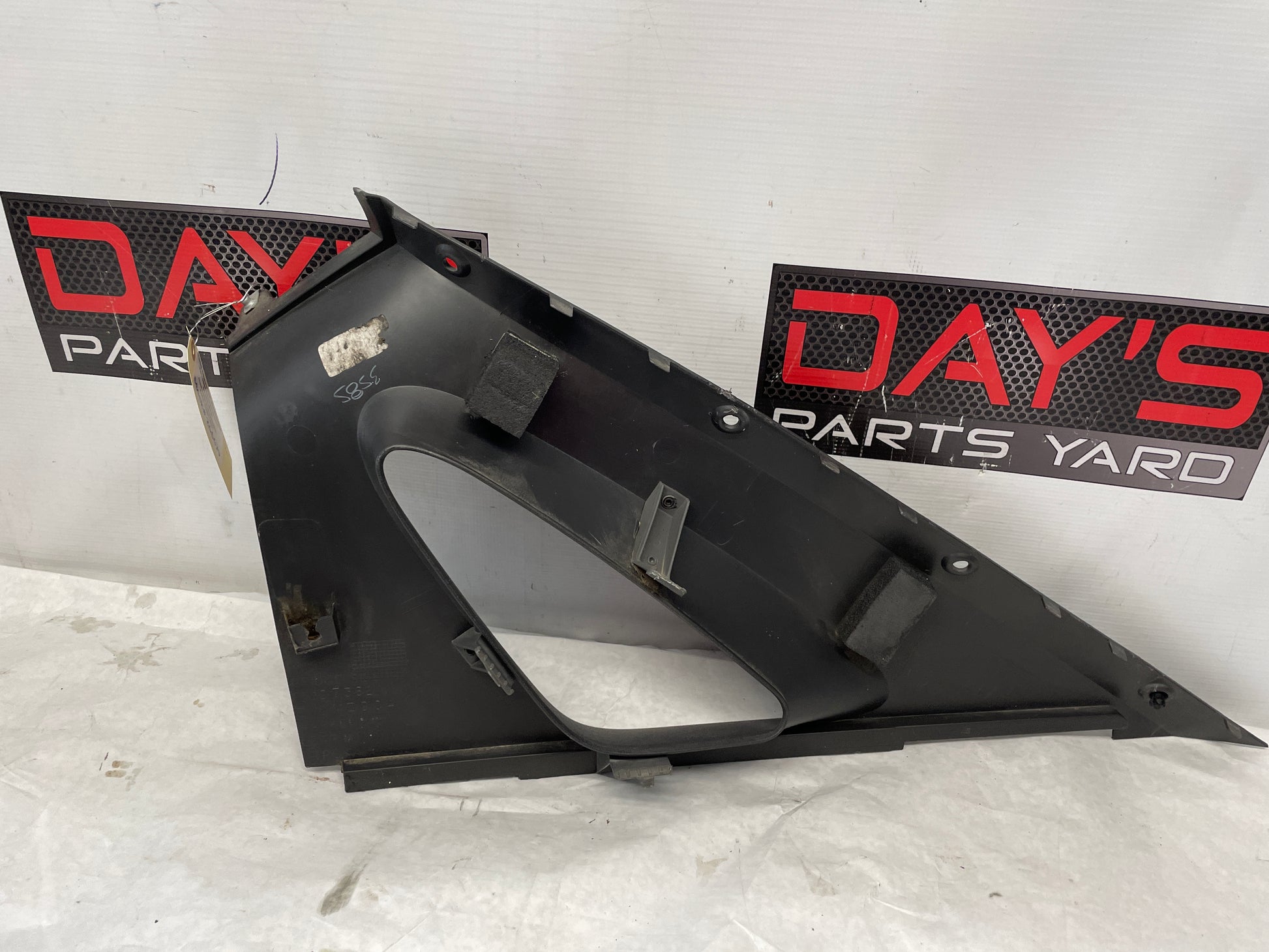 2005 Chevy Avalanche LH Driver Inner Bed Upper Trim Triangle Sail OEM - Day's Parts Yard