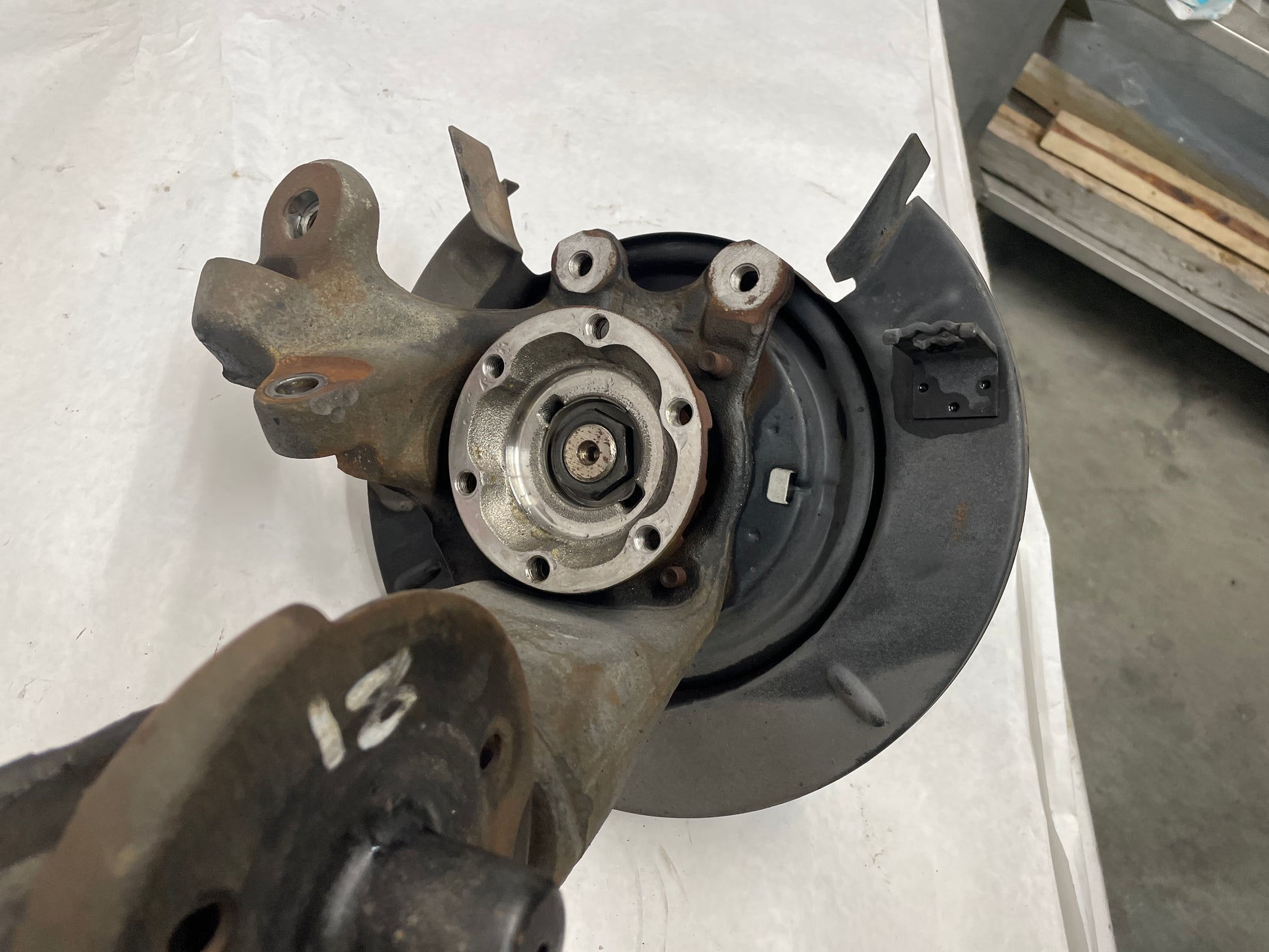 2004 Pontiac GTO LH Driver Rear Suspension Spindle Hub Knuckle Control Arm OEM - Day's Parts Yard