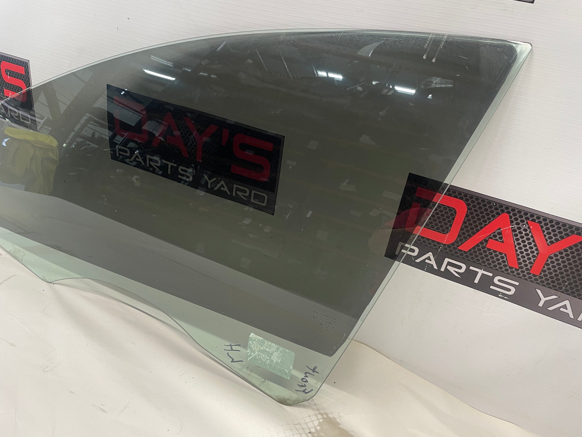 2009 Pontiac G8 GT Front LH Driver Door Window Glass OEM - Day's Parts Yard
