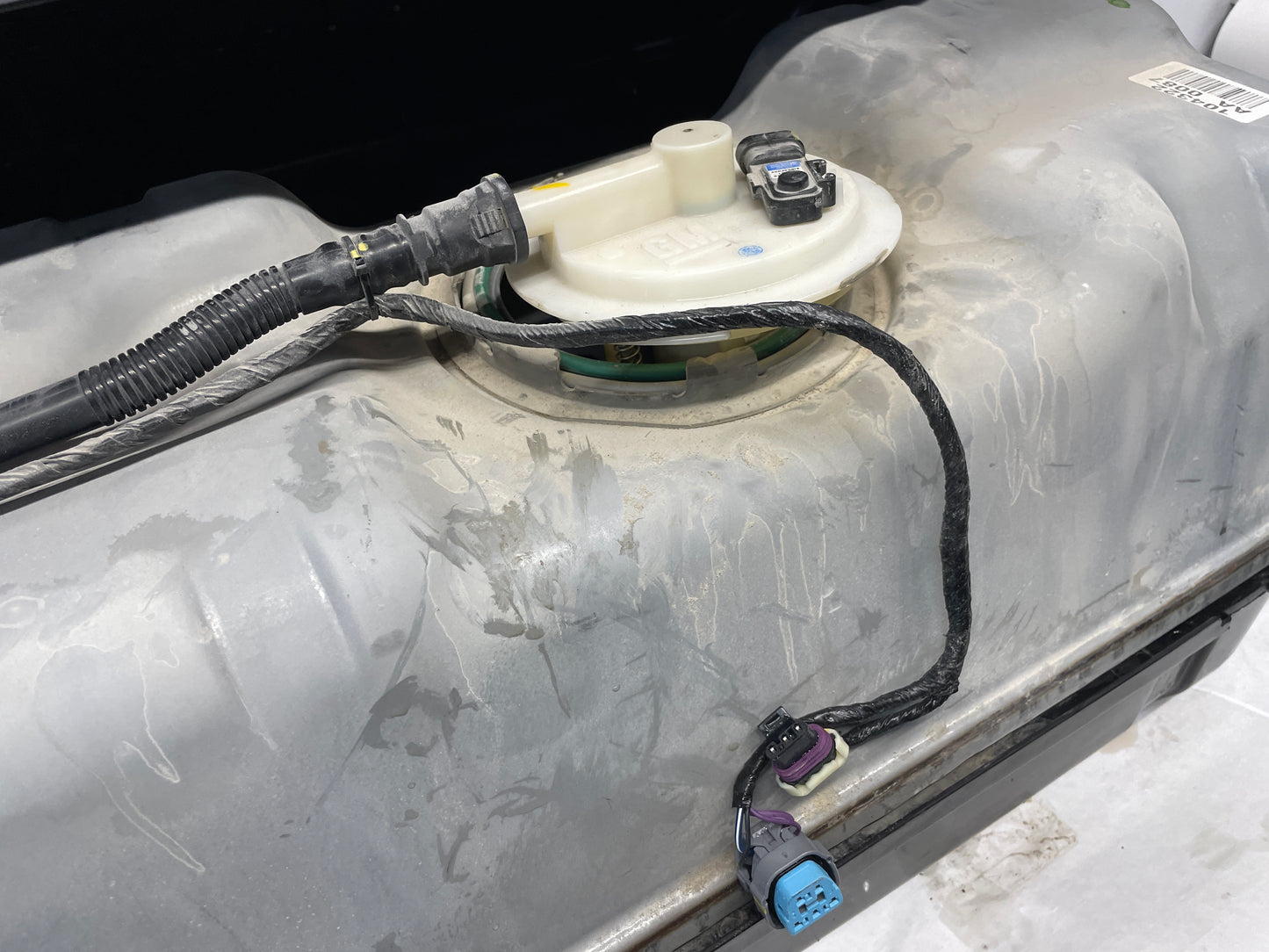 2005 Pontiac GTO Fuel Gas Tank Assembly OEM