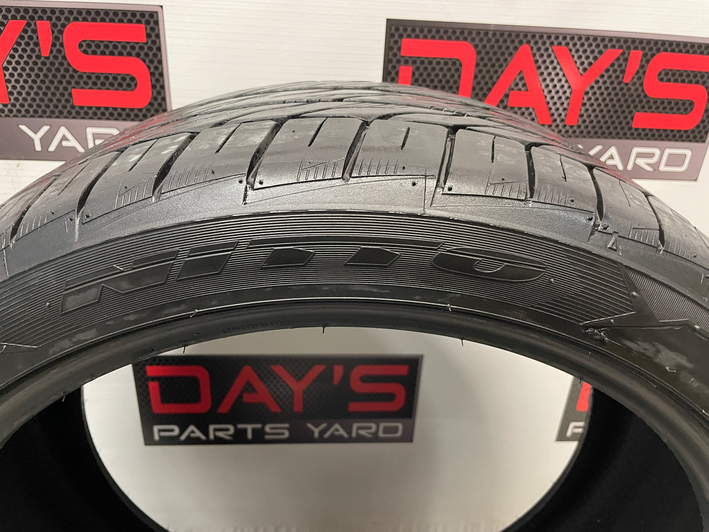 Nitto Motivo 245/40ZR20 Tire