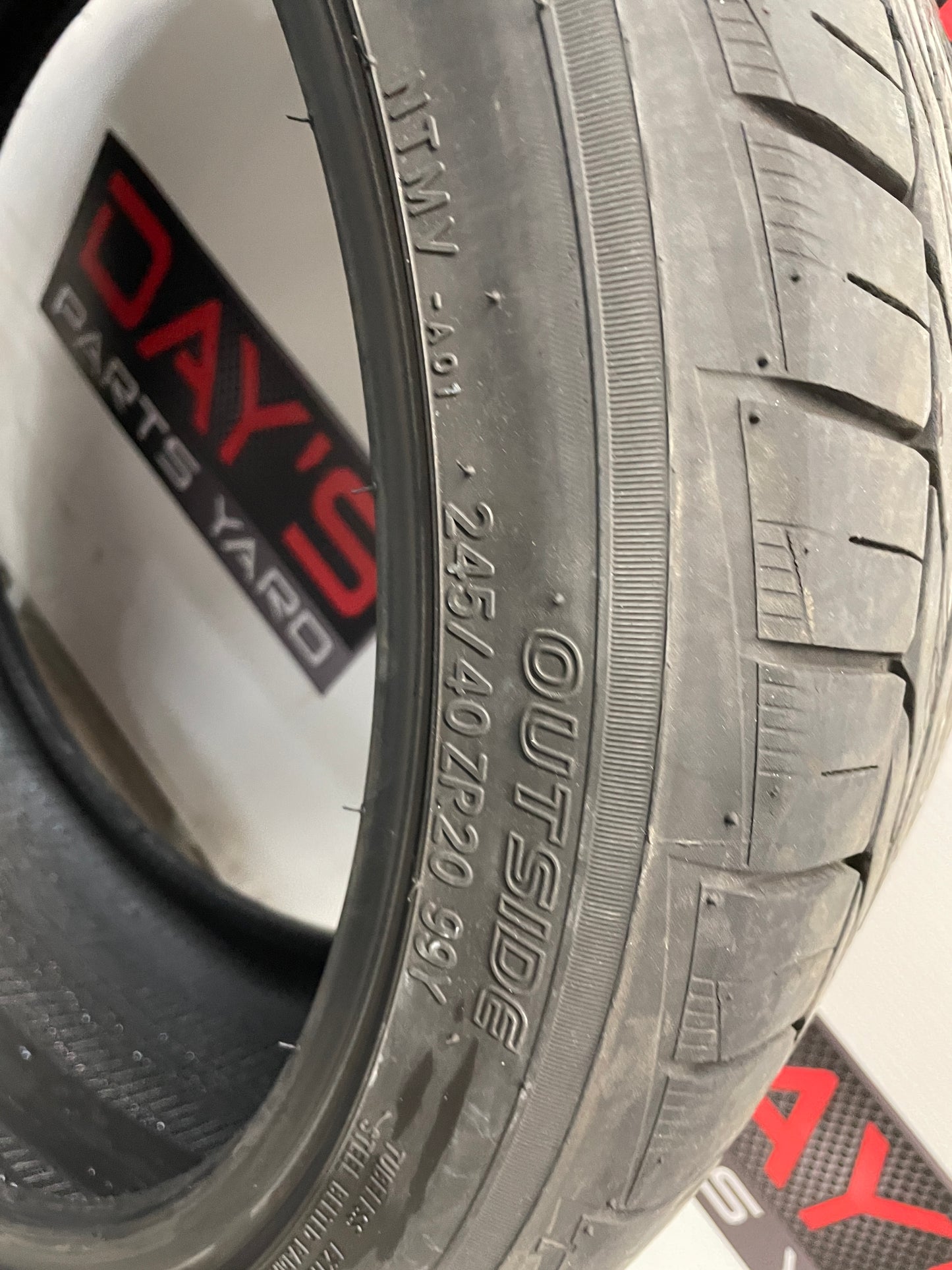 Nitto Motivo 245/40ZR20 Tire